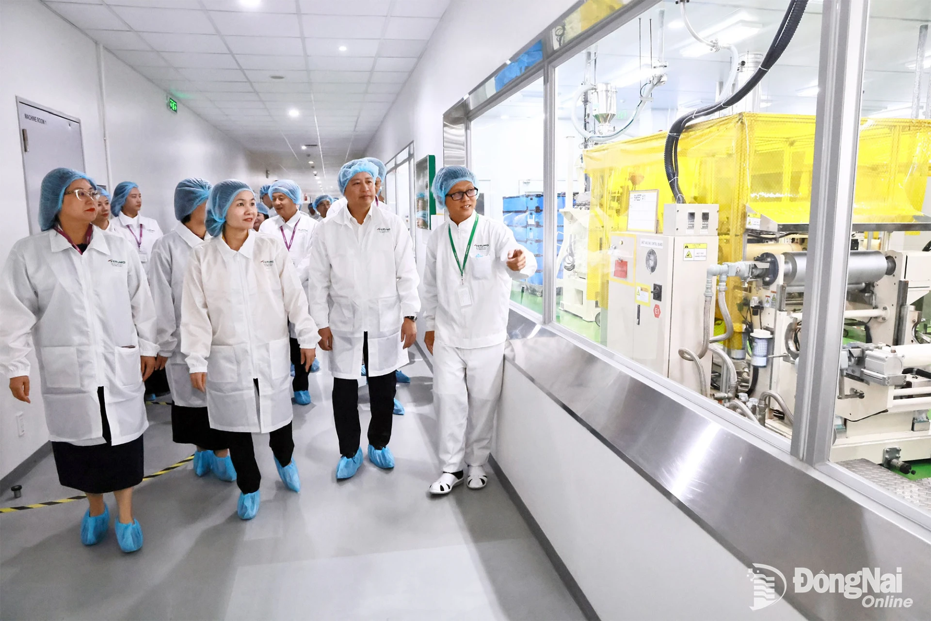 Ton Ngoc Hanh, Member of the PCC, Standing Deputy Secretary of the CPC and Chairwoman of the City People’s Council, and the delegation from the Lao Cai Provincial Party Committee’s Standing Board visit a company at Long Duc IP in Binh An commune. Photo: Cong Nghia