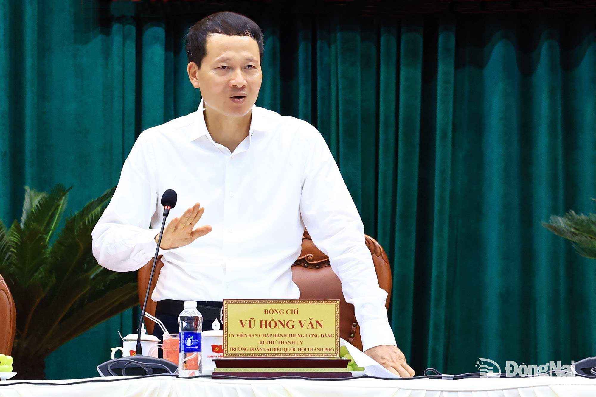 Secretary of the CPC Vu Hong Van speaks at the working session. Photo: Cong Nghia