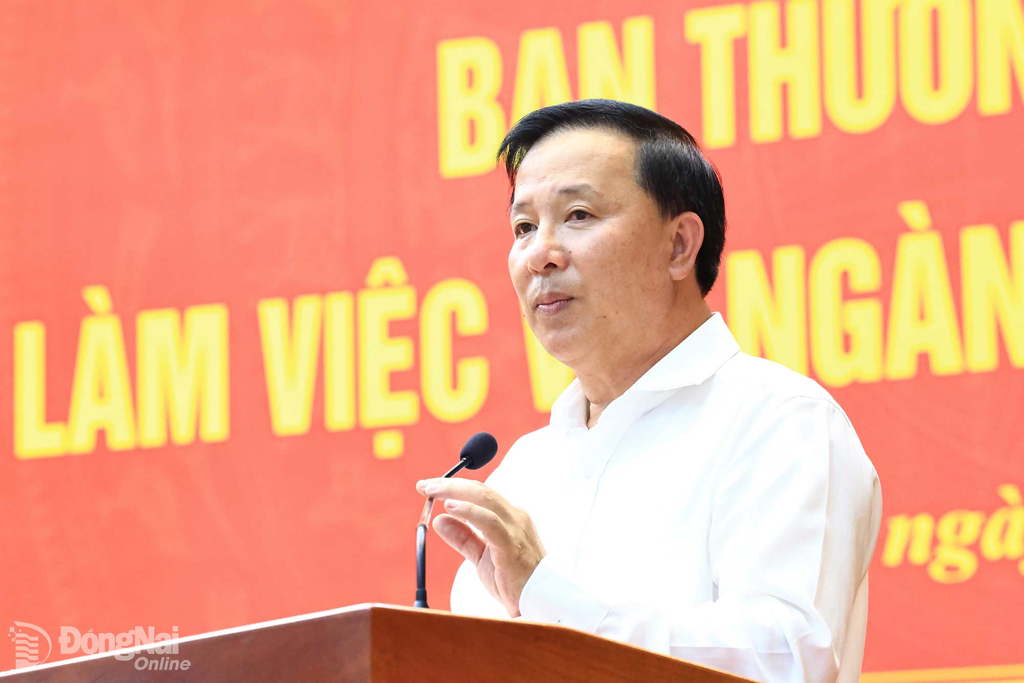 Deputy Secretary of the CPC and Chairman of the City People’s Committee Nguyen Van Ut speaks at the working session. Photo: Cong Nghia