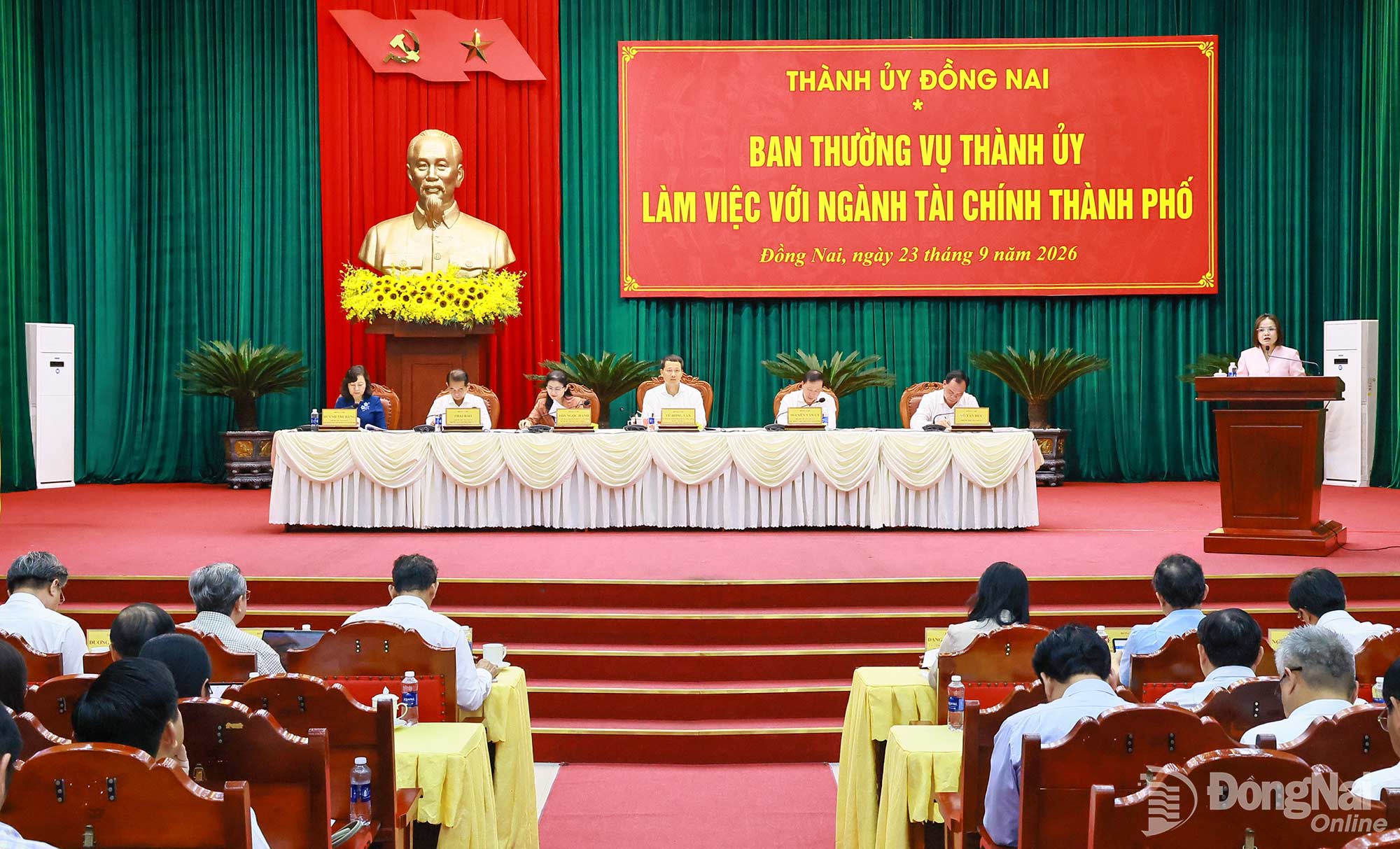 Director of the DoF Truong Thi Huong Binh presents a report at the working session. Photo: Cong Nghia