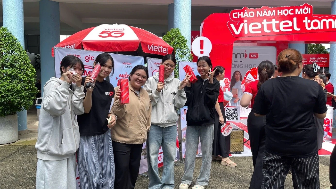 Các sinh viên trải nghiệm các sản phẩm, dịch vụ số và nhận quà tặng tại gian hàng của Viettel bố trí tại Trường đại học Lạc Hồng.