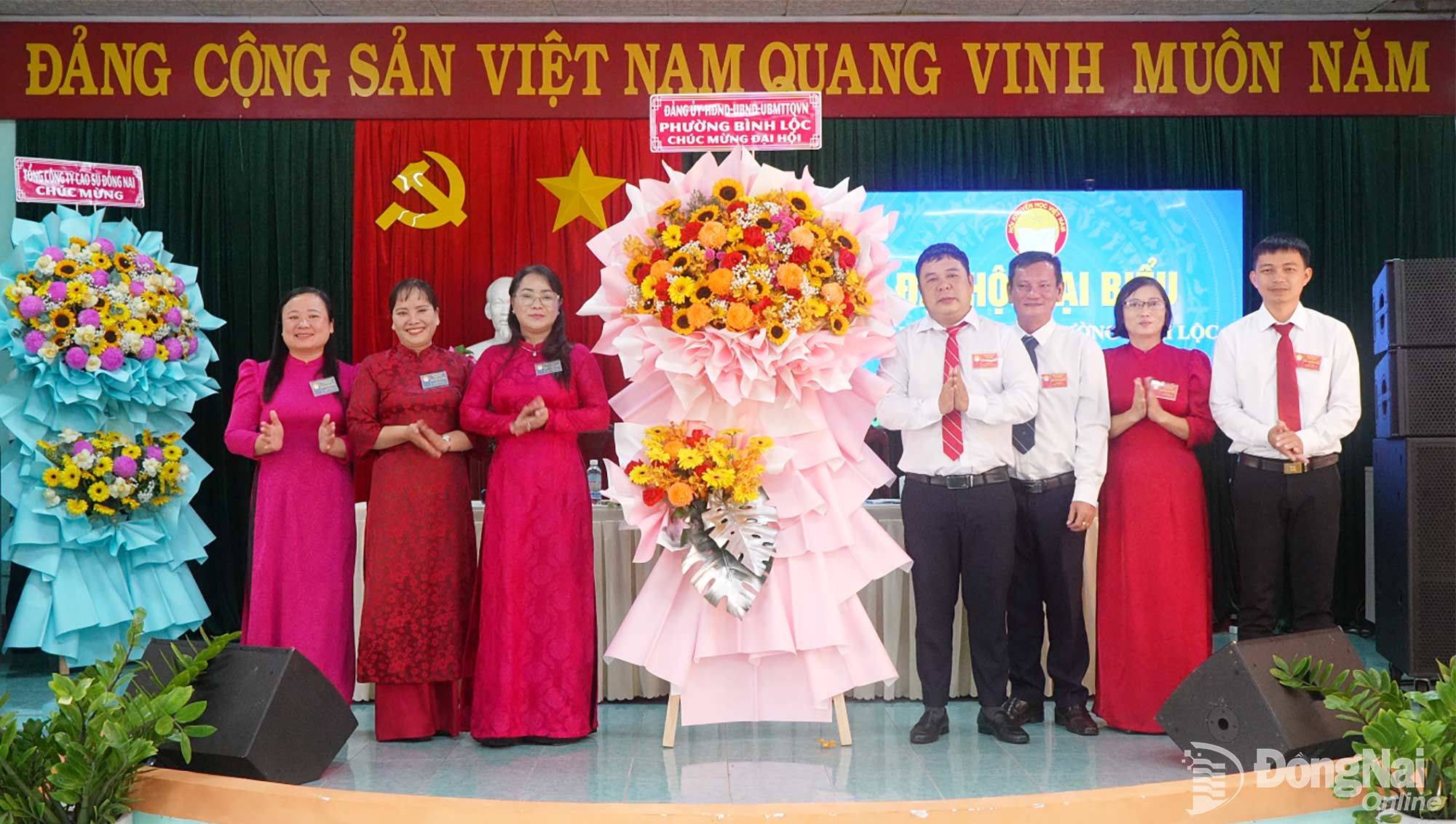 Lãnh đạo Đảng ủy, HĐND, UBND, Ủy ban MTTQ Việt Nam phường Bình Lộc tặng hoa chúc mừng đại hội. Ảnh: Minh Dũng
