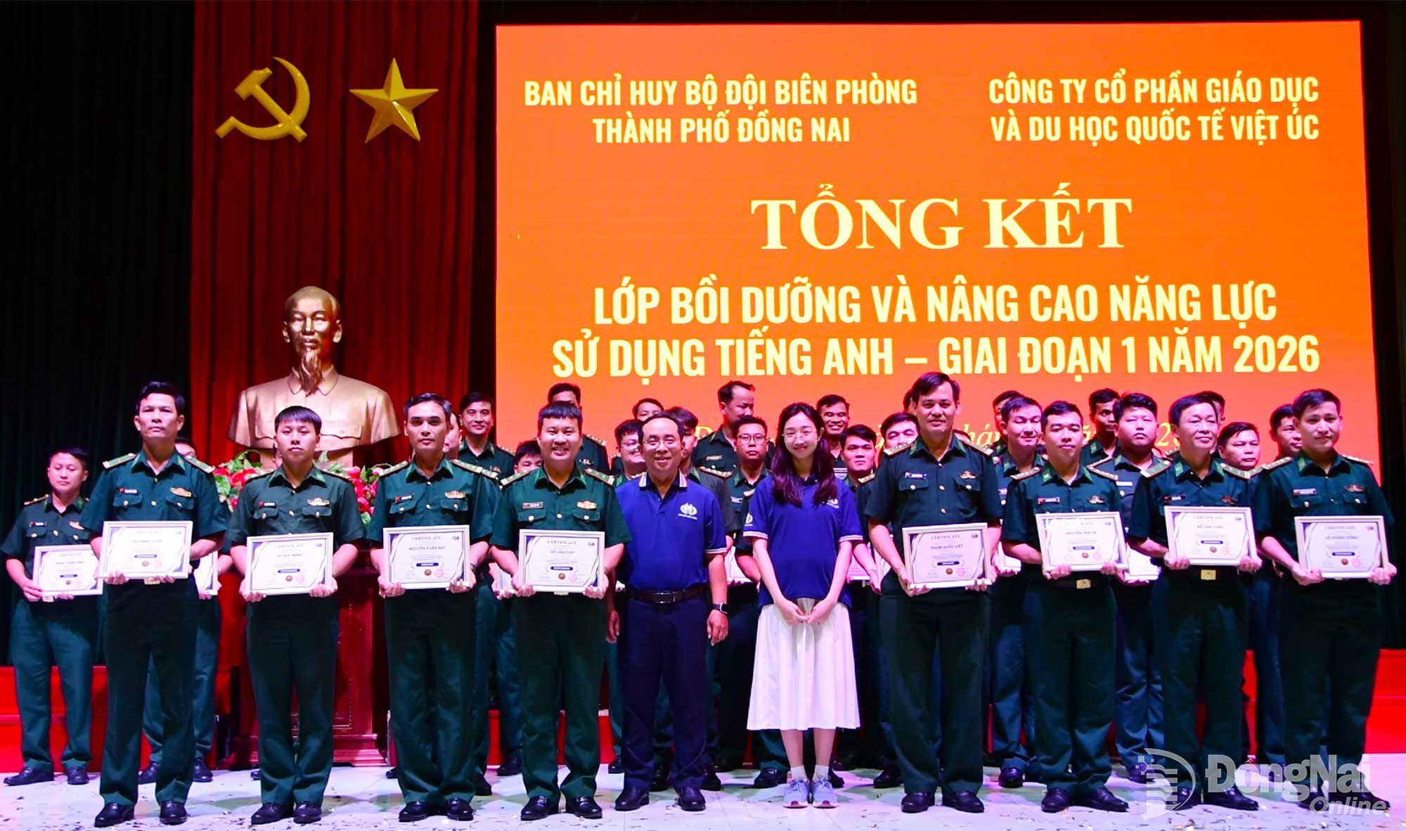 Đại diện đơn vị phối hợp trao chứng chỉ cho học viên. Ảnh: Hữu Thịnh