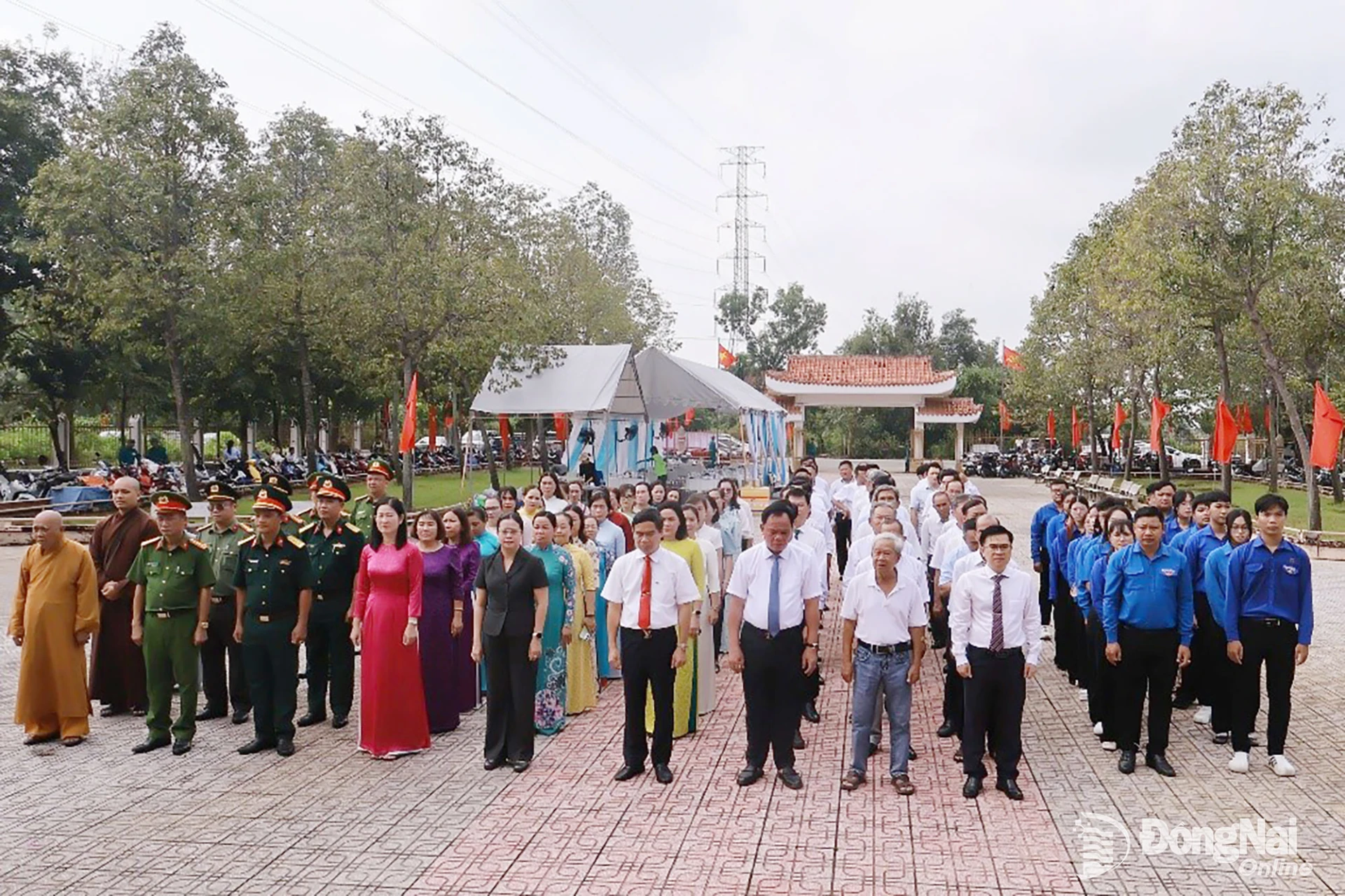 Phó Bí thư Thành ủy Đồng Nai Võ Tấn Đức và đại diện lãnh đạo các sở, ban, ngành, xã Đại Phước nghiêm trang trong lễ tưởng niệm. Ảnh: Thiên Kim