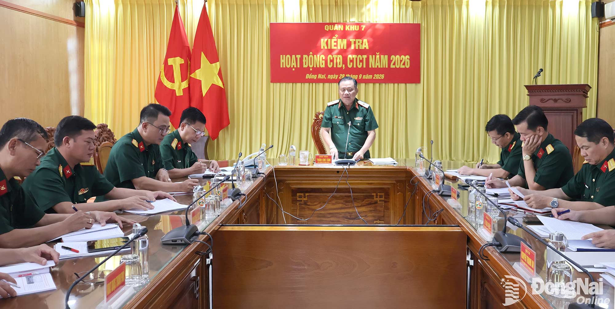 Thiếu tướng Trần Chí Tâm, Ủy viên Thường vụ Đảng ủy, Phó Chính ủy Quân khu 7, Trưởng đoàn kiểm tra quán triệt nội dung kiểm tra. Ảnh: Nguyệt Hà