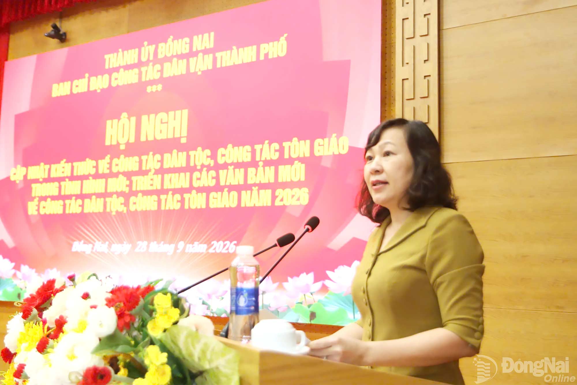 Đồng chí Huỳnh Thị Hằng, Phó Bí thư Thành ủy, Chủ tịch Ủy ban MTTQ Việt Nam thành phố phát biểu chỉ đạo hội nghị. Ảnh: Văn Truyên