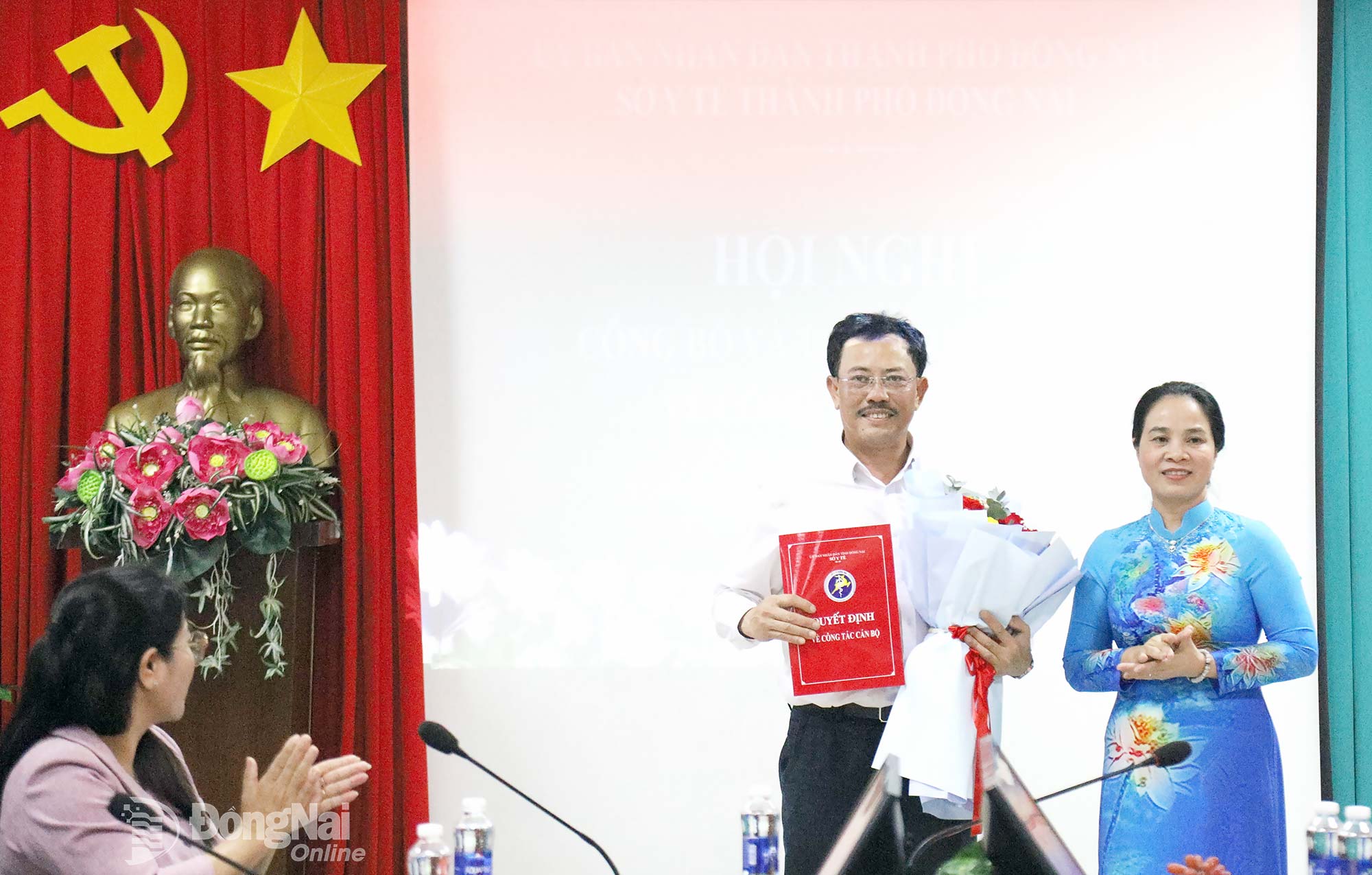 Giám đốc Sở Y tế Đỗ Thị Nguyên trao quyết định thôi việc theo nguyện vọng cho bác sĩ chuyên khoa II Phan Văn Huyên. Ảnh: Hai Hiếu