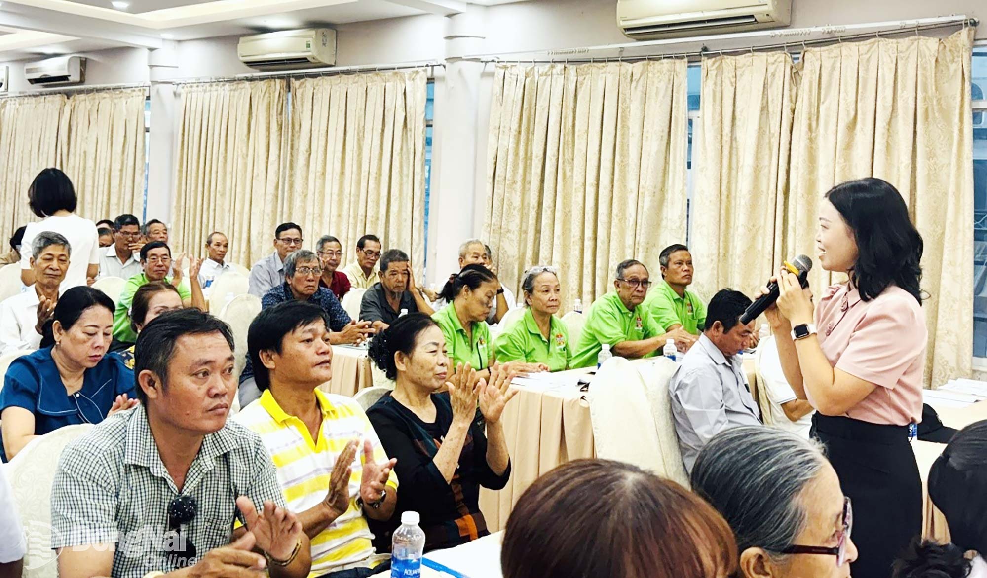 Ho Thi Tu, Deputy Head of the Communications and Participant Support Division at Dong Nai Social Security, promotes voluntary social insurance policies among association members and farmers. Photo: Hanh Dung.