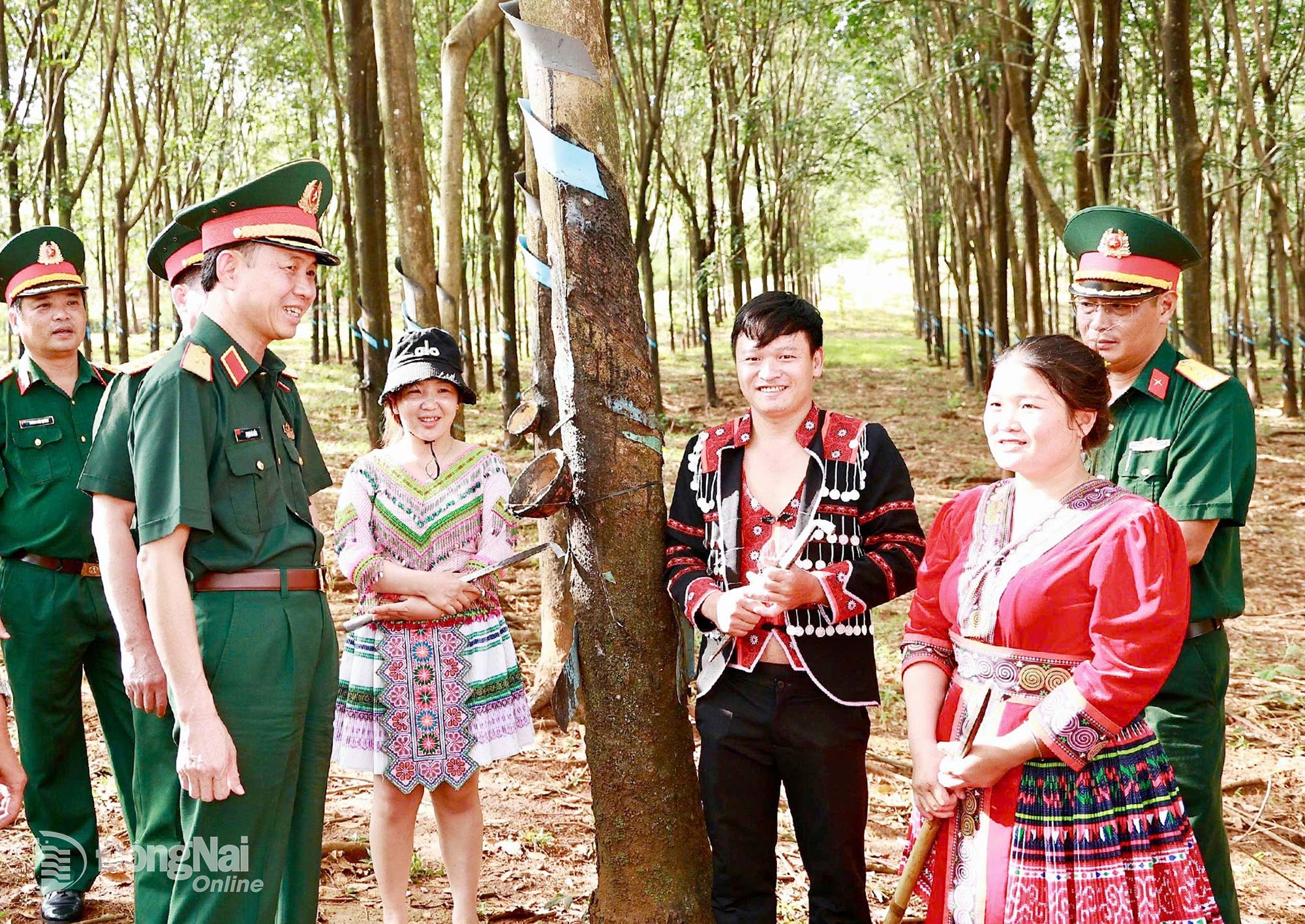 Thiếu tướng Phạm Bá Hiền, Tư lệnh Binh đoàn 16, kiểm tra hoạt động sản xuất, kinh doanh tại Đoàn KT-QP 720. 