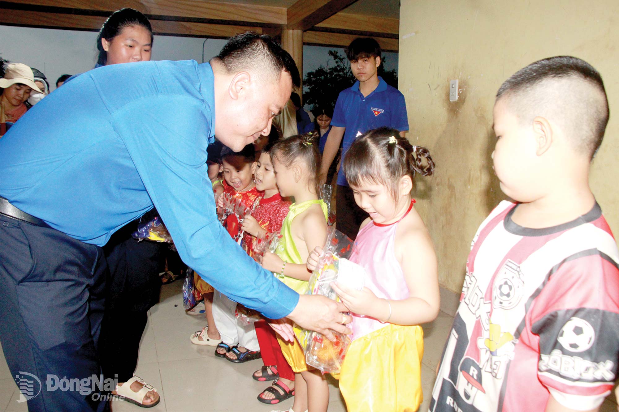 Nguyen Hieu Trung, Deputy Secretary of the Dong Nai City Youth Union (DNYU), presents Mid-Autumn gifts to children in Cam My commune.


