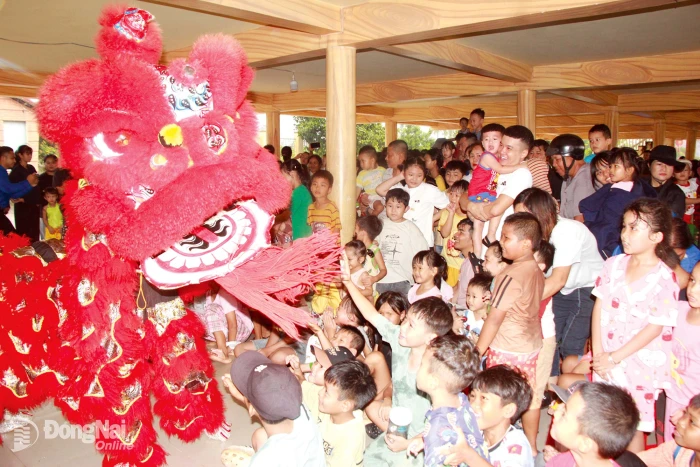 Joining hands to bring Mid-Autumn joy to children