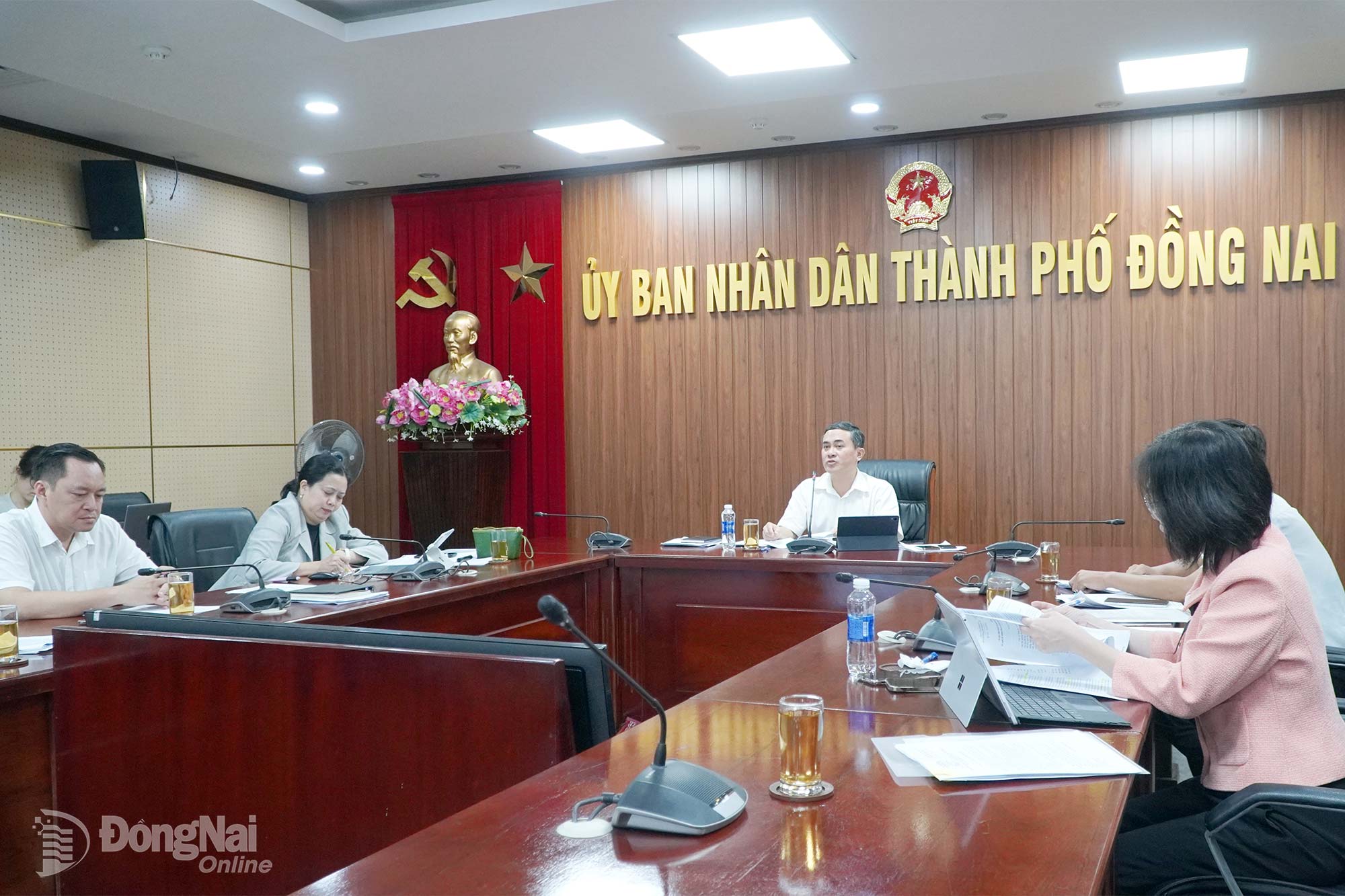 Ủy viên Ban Thường vụ Thành ủy, Phó Chủ tịch UBND thành phố Đồng Nai Lê Trường Sơn chủ trì buổi làm việc. Ảnh: An Nhơn