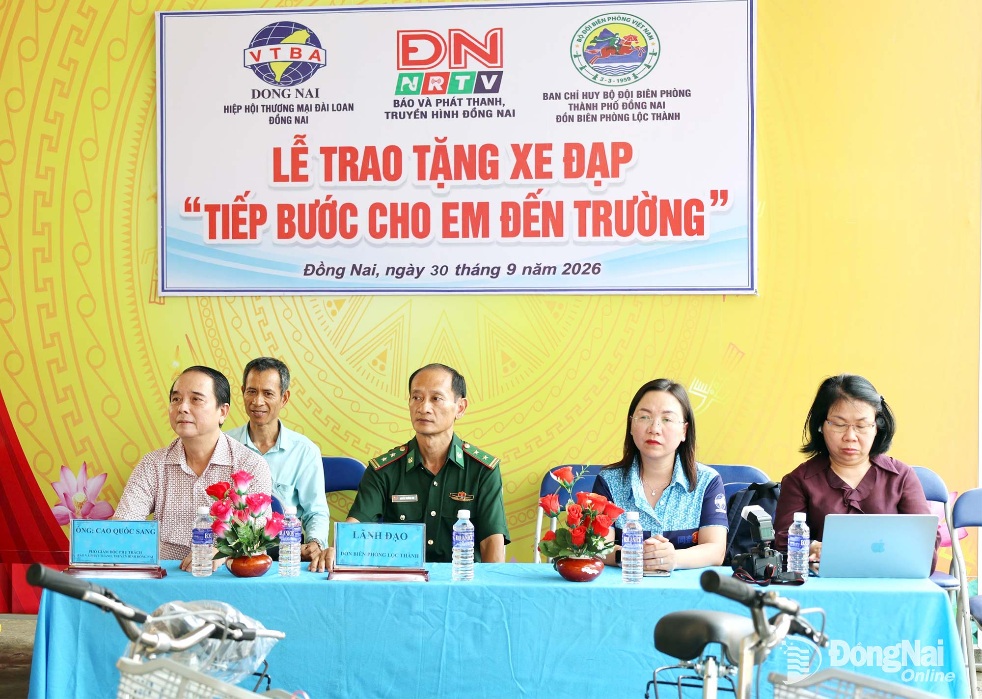 Lãnh đạo Báo và Phát thanh, Truyền hình Đồng Nai cùng Đồn biên phòng Lộc Thành và Hiệp hội Thương mại Đài Loan tại Đồng Nai dự chương trình. Ảnh: Ngọc Liên