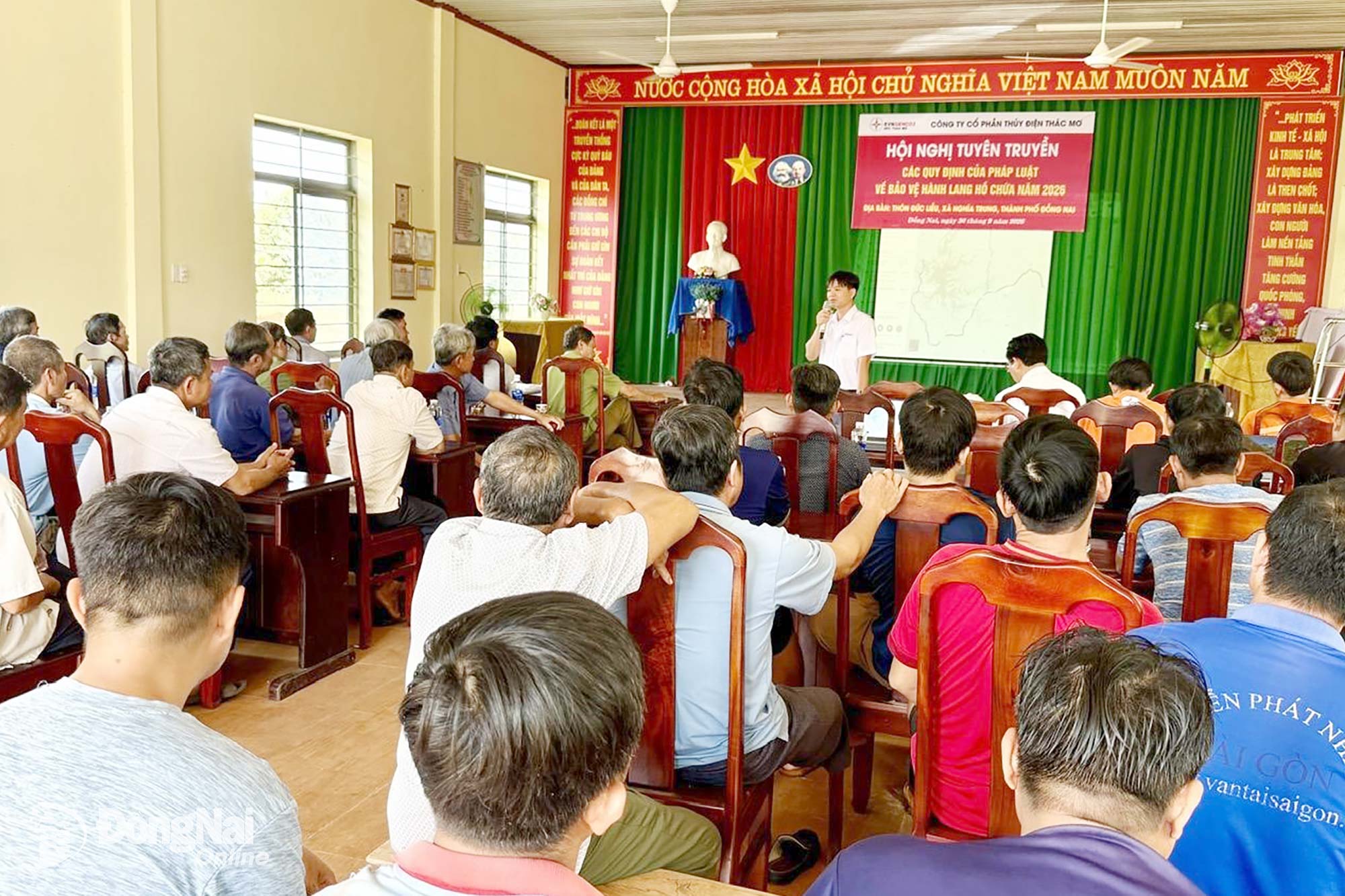 Đông đảo người dân thôn Đức Liễu sinh sống ven lòng hồ Thủy điện Thác Mơ tham dự Hội nghị tuyên truyền. Ảnh: Thanh Lâm