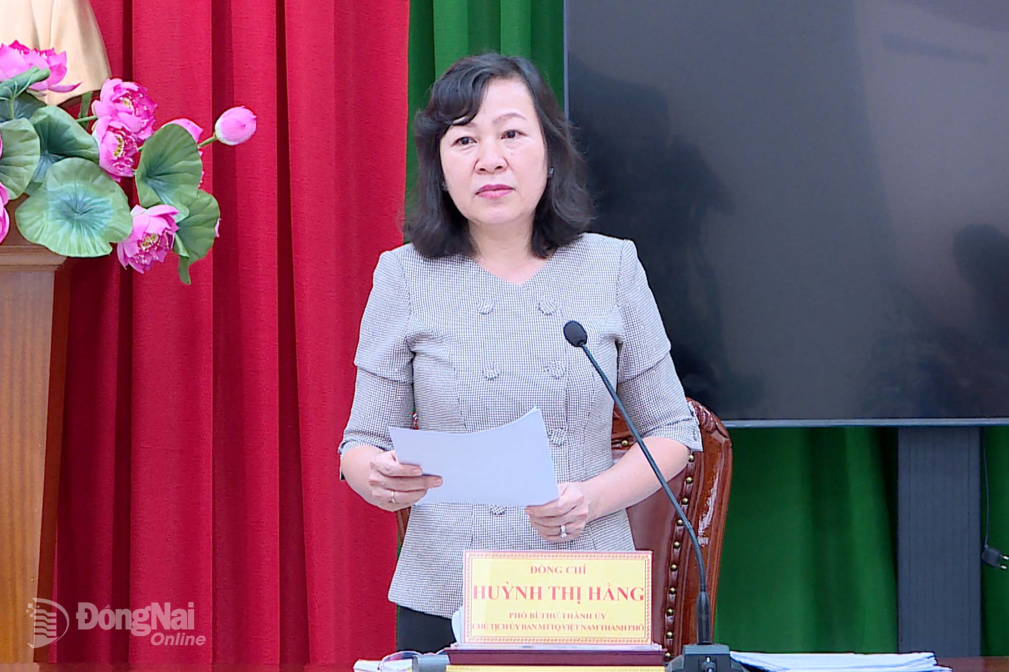 Phó Bí thư Thành ủy, Chủ tịch Ủy ban MTTQ Việt Nam thành phố Đồng Nai Huỳnh Thị Hằng chủ trì hội nghị. Ảnh: Phương Hằng