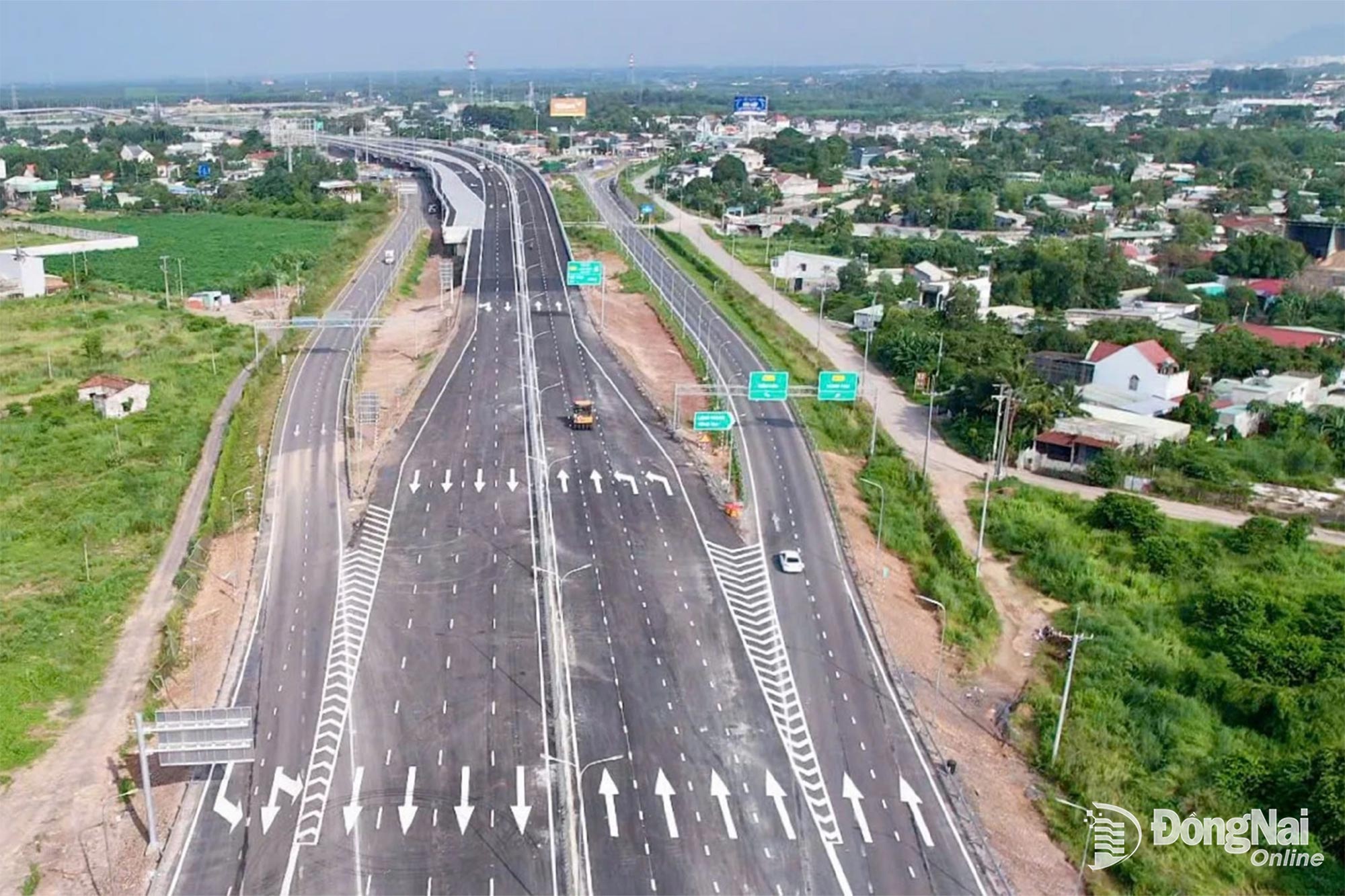 Ahead of the opening of the entire route, the installation of traffic signs and lane markings has largely been completed. Photo: Pham Tung

