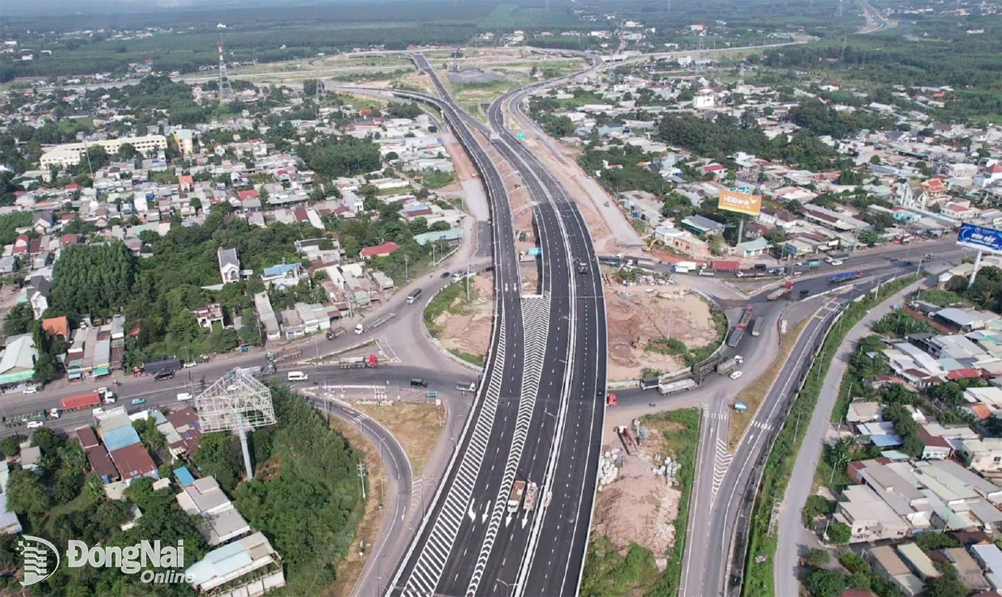 During the current phase of operation, vehicles traveling from Tay Ninh Province toward Dong Nai City will exit the Ben Luc - Long Thanh Expressway at the National Highway 51 interchange and continue along National Highway 51. Photo: Pham Tung

