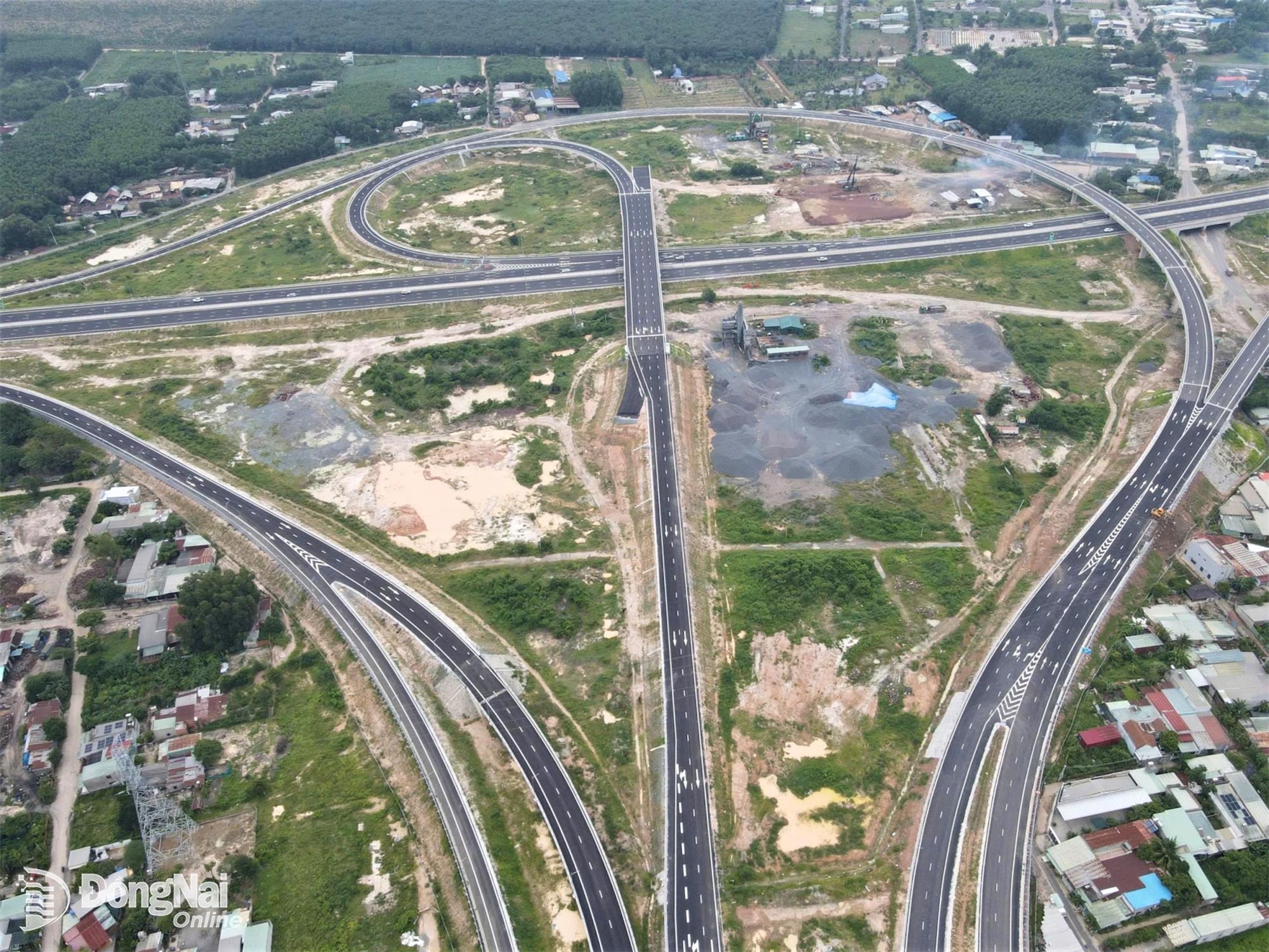 The Tan Hiep interchange, which connects the Ben Luc - Long Thanh Expressway with the Bien Hoa - Vung Tau Expressway, will not yet be put into operation from September 30 because the relevant procedures have not been completed. The interchange will be put into operation at a later date. Photo: Pham Tung

