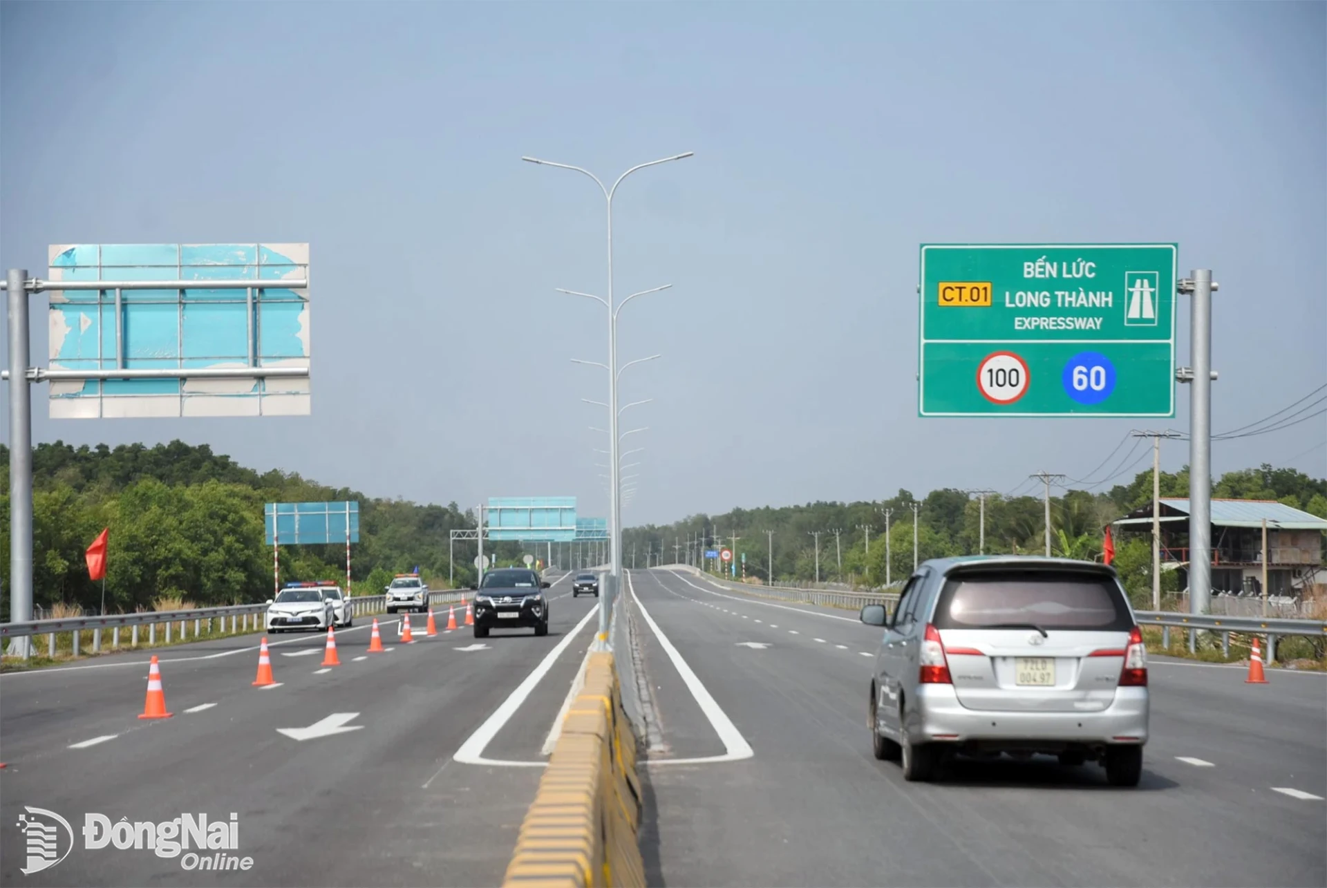 Earlier, in early 2025, the projects first two sections, with a combined length of nearly 10km, were put into temporary operation. One of these is the more than 6km section from the Phuoc An interchange to the National Highway 51 interchange in Dong Nai. Photo: Pham Tung  

