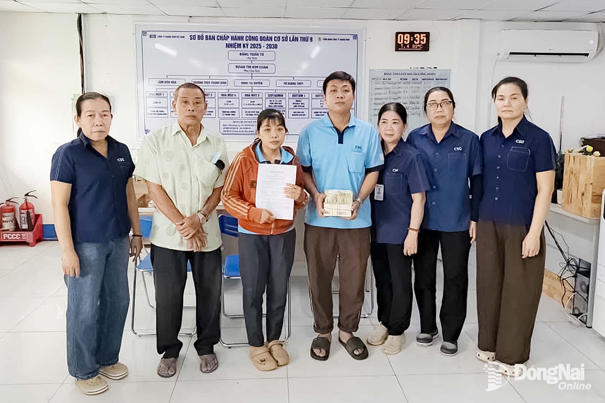 Đại diện Công đoàn cơ sở Công ty TNHH Chang Shin Việt Nam (phường Tân Triều) trao hỗ trợ gia đình đoàn viên qua đời do bị bệnh. Ảnh: CĐCC