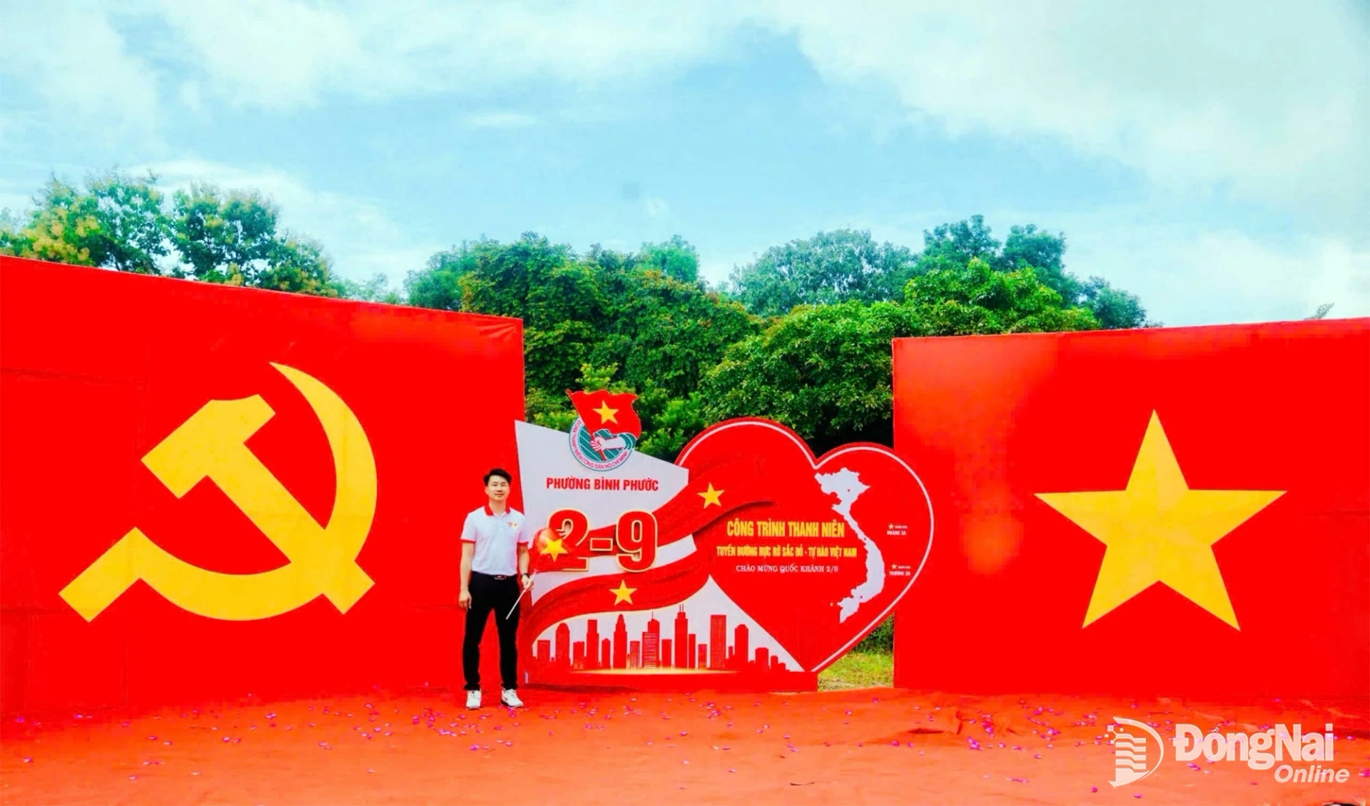 The “Vibrant Red Street” youth project by the Binh Phuoc ward Youth Union, created to celebrate National Day, adds a vibrant touch to the local landscape.

