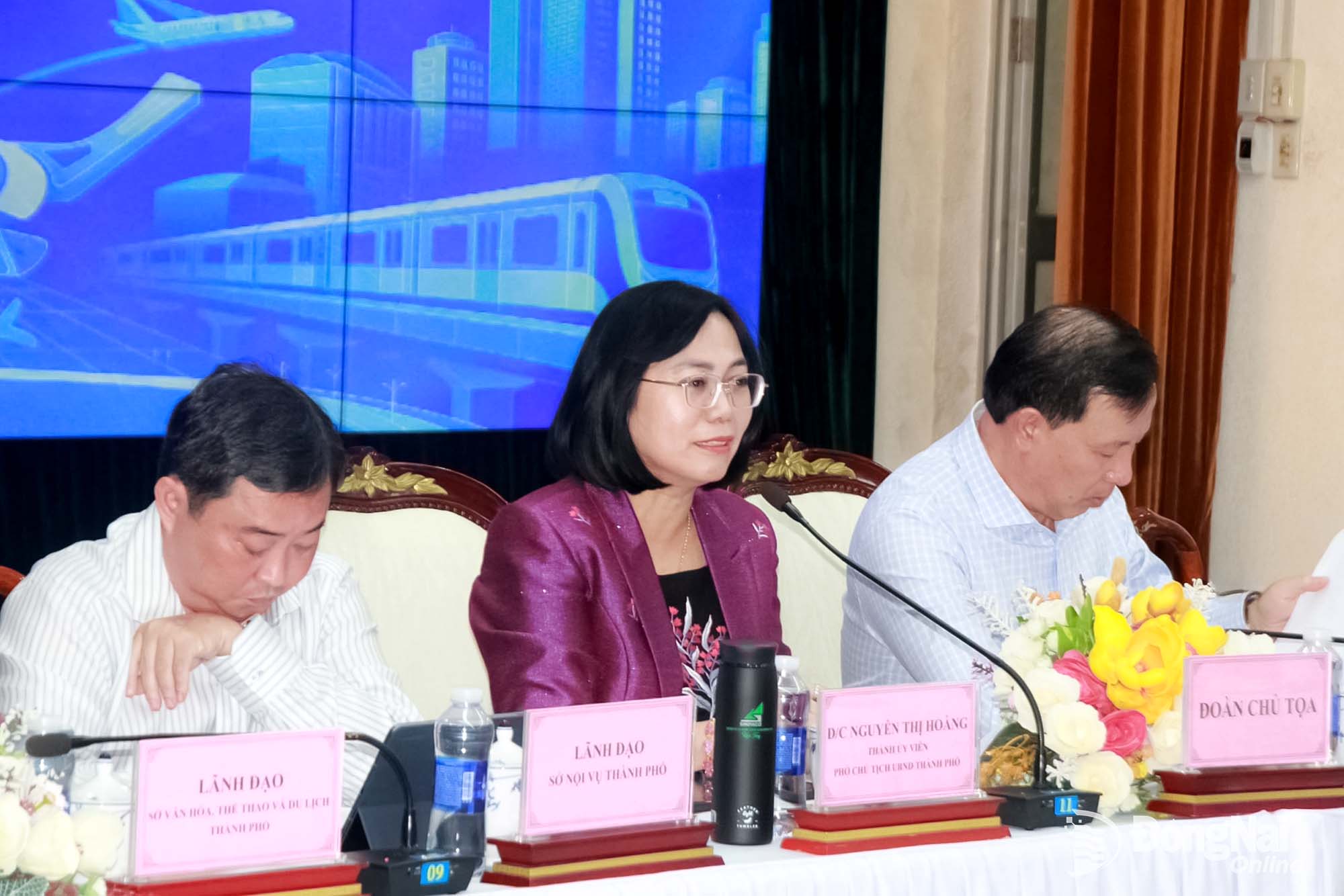 Vice Chairwoman of the City Peoples Committee Nguyen Thi Hoang co-chairs the dialogue. Photo: Nga Son