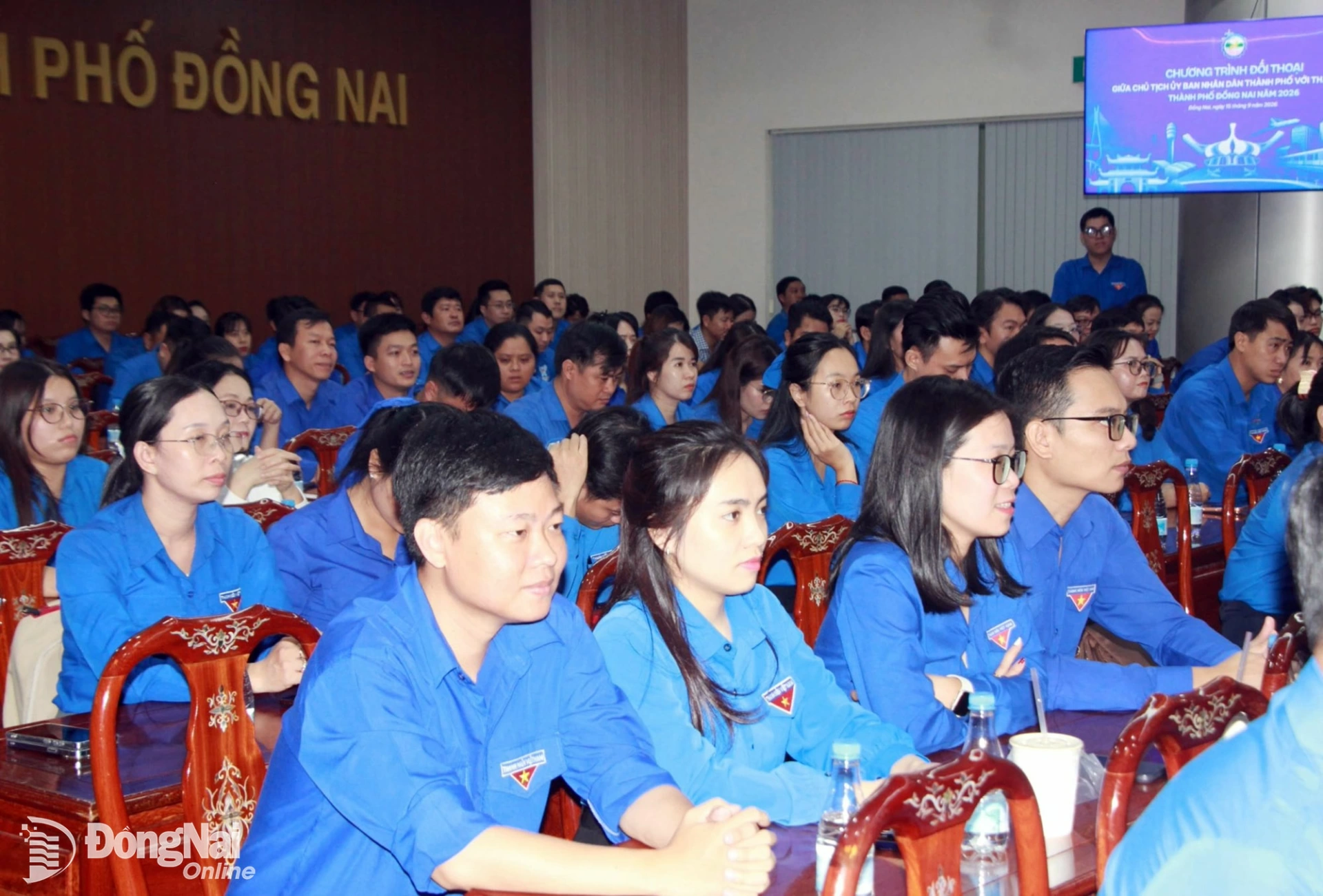 Youth union officials, members and young people attend the dialogue. Photo: Nga Son