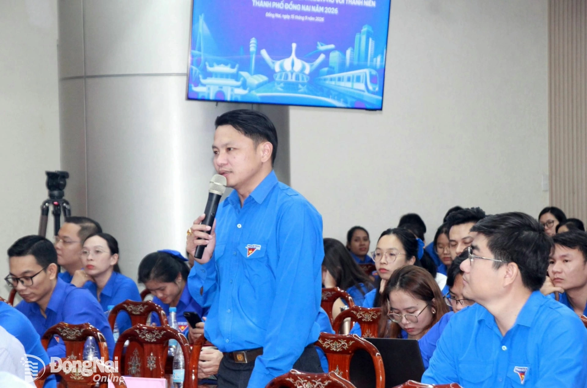 Representatives of youth union officials, members and young people raise questions at the dialogue. Photo: Nga Son