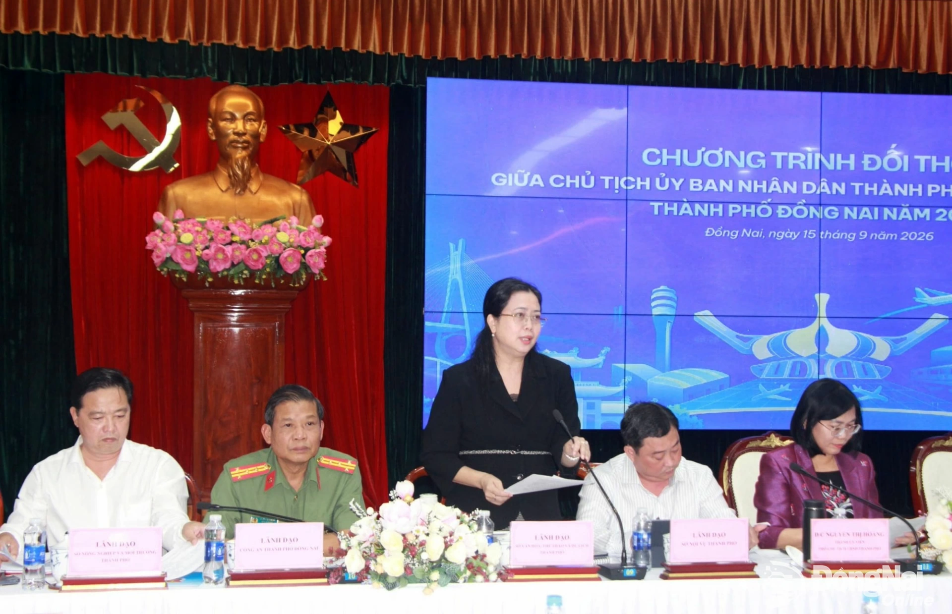Representatives of municipal departments and agencies exchange views at the dialogue. Photo: Nga Son