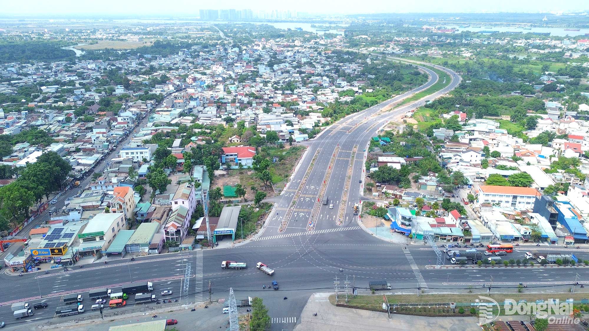 Đại lộ Nguyễn Hữu Cảnh trên địa bàn phường Long Hưng.