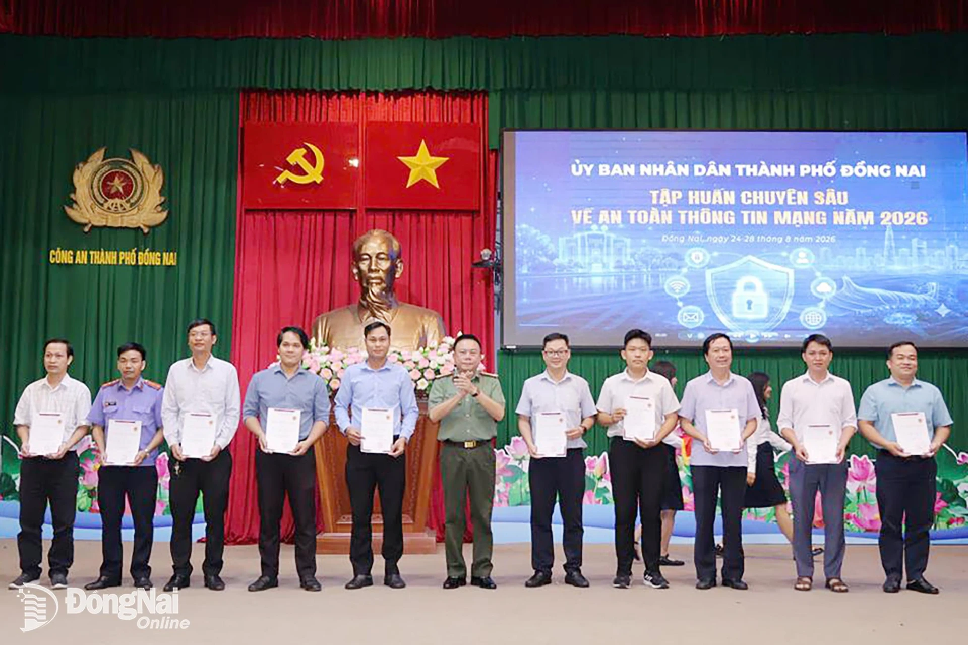 Đại tá Nguyễn Phương Đằng, Phó Giám đốc Công an thành phố trao giấy chứng nhận lớp tập huấn chuyên sâu về an toàn thông tin mạng cho cán bộ chuyên trách trên địa bàn thành phố năm 2026. Ảnh: C.T.V

