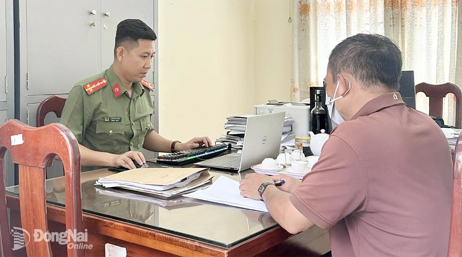 Công an xã Xuân Hòa làm việc với một trường hợp có hành vi xúc phạm cán bộ công an trên mạng xã hội. Ảnh: C.T.V