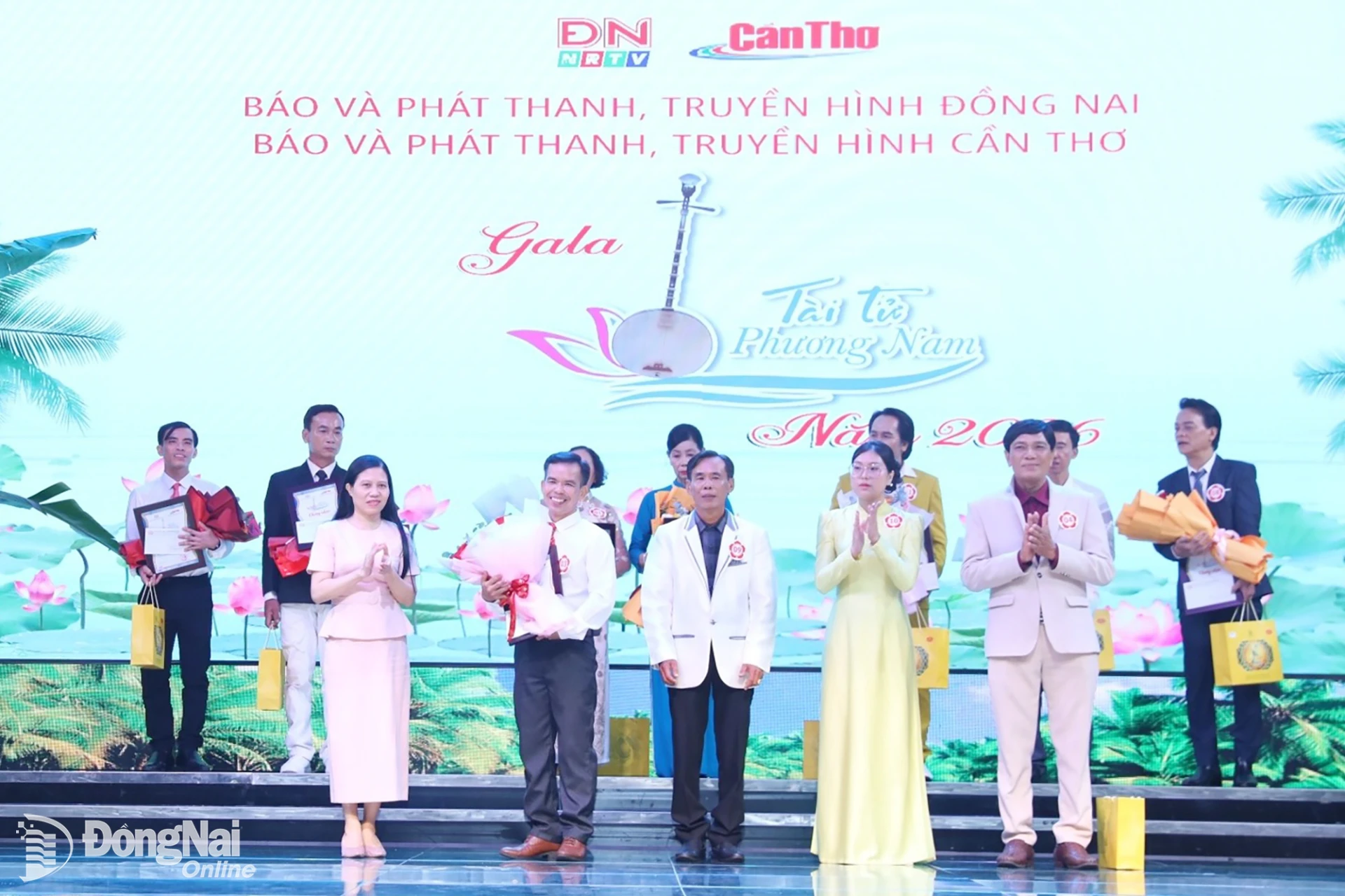Ban tổ chức trao giải triển vọng cho thí sinh Bùi Minh Triện (tỉnh Tây Ninh). Ảnh: Huy Anh