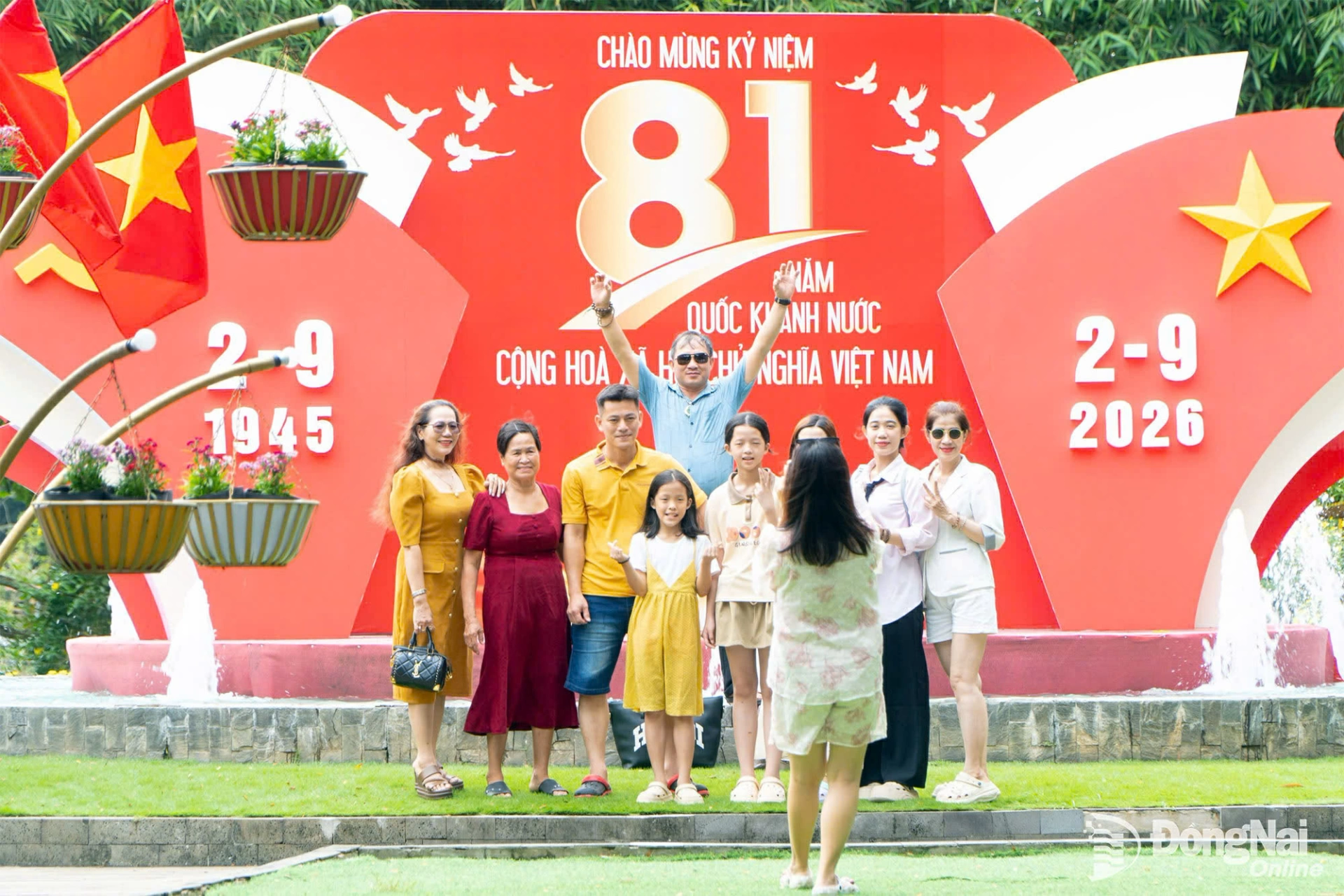 Tourists visit Bo Cap Vang Tourist Area. Photo: Ngoc Lien


