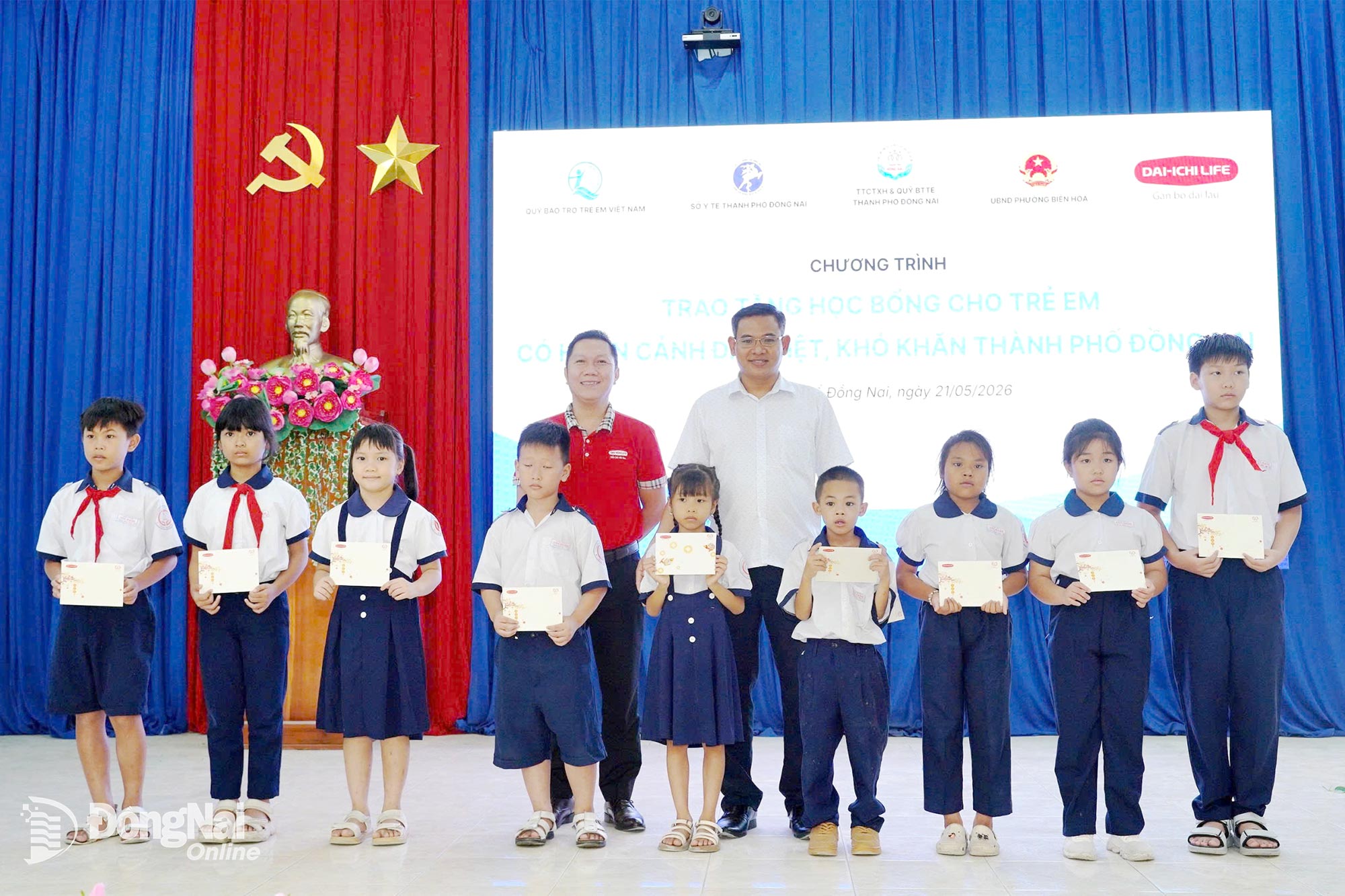 Representatives of the citys Social Work and Child Protection Fund Center and a partner organization present scholarships to disadvantaged children in Bien Hoa Ward.

