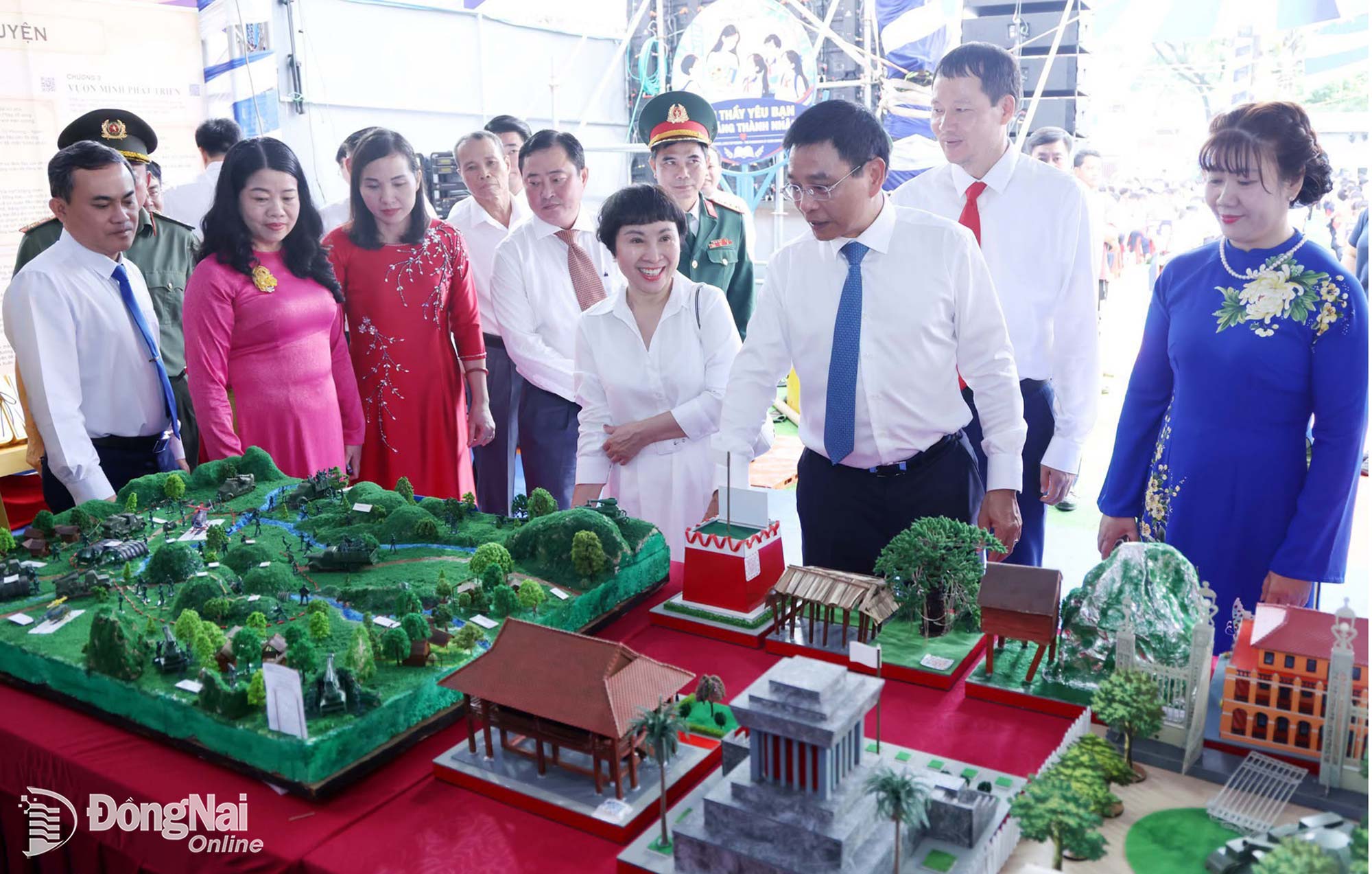 Member of the Party Central Committee and Deputy Prime Minister Nguyen Van Thang (third from right) and Member of the Party Central Committee, Secretary of the City Party Committee, and Head of the Dong Nai City National Assembly Delegation Vu Hong Van (second from right) visit the innovation space at Hung Vuong Secondary School (Trang Bom Ward).