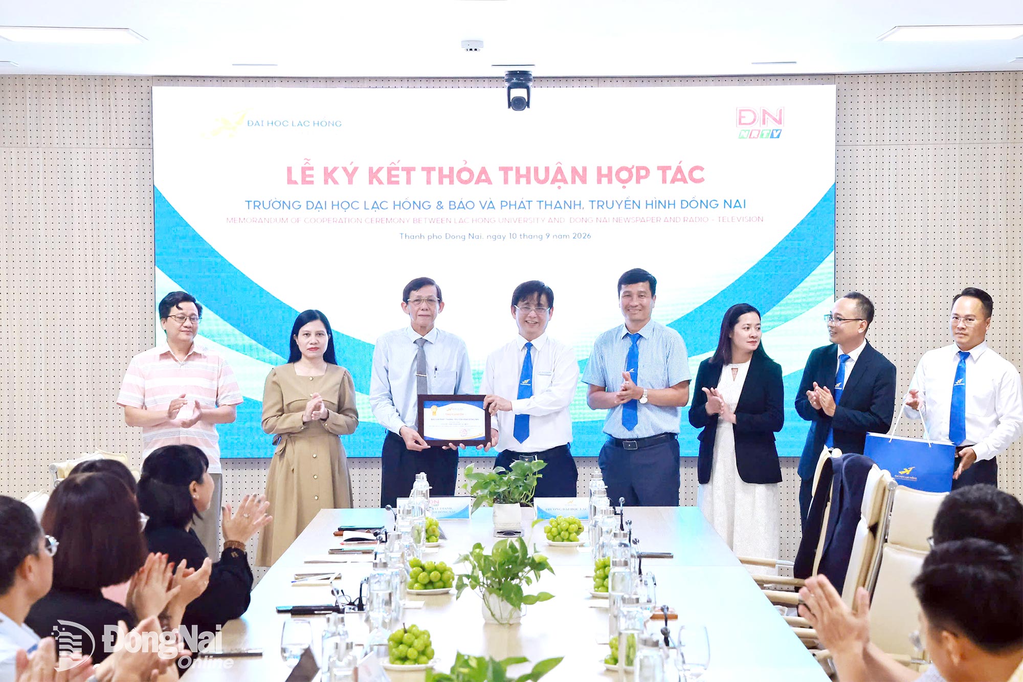 LHU leaders present a letter of thanks to DNNRT leaders. Photo: Cong Nghia

