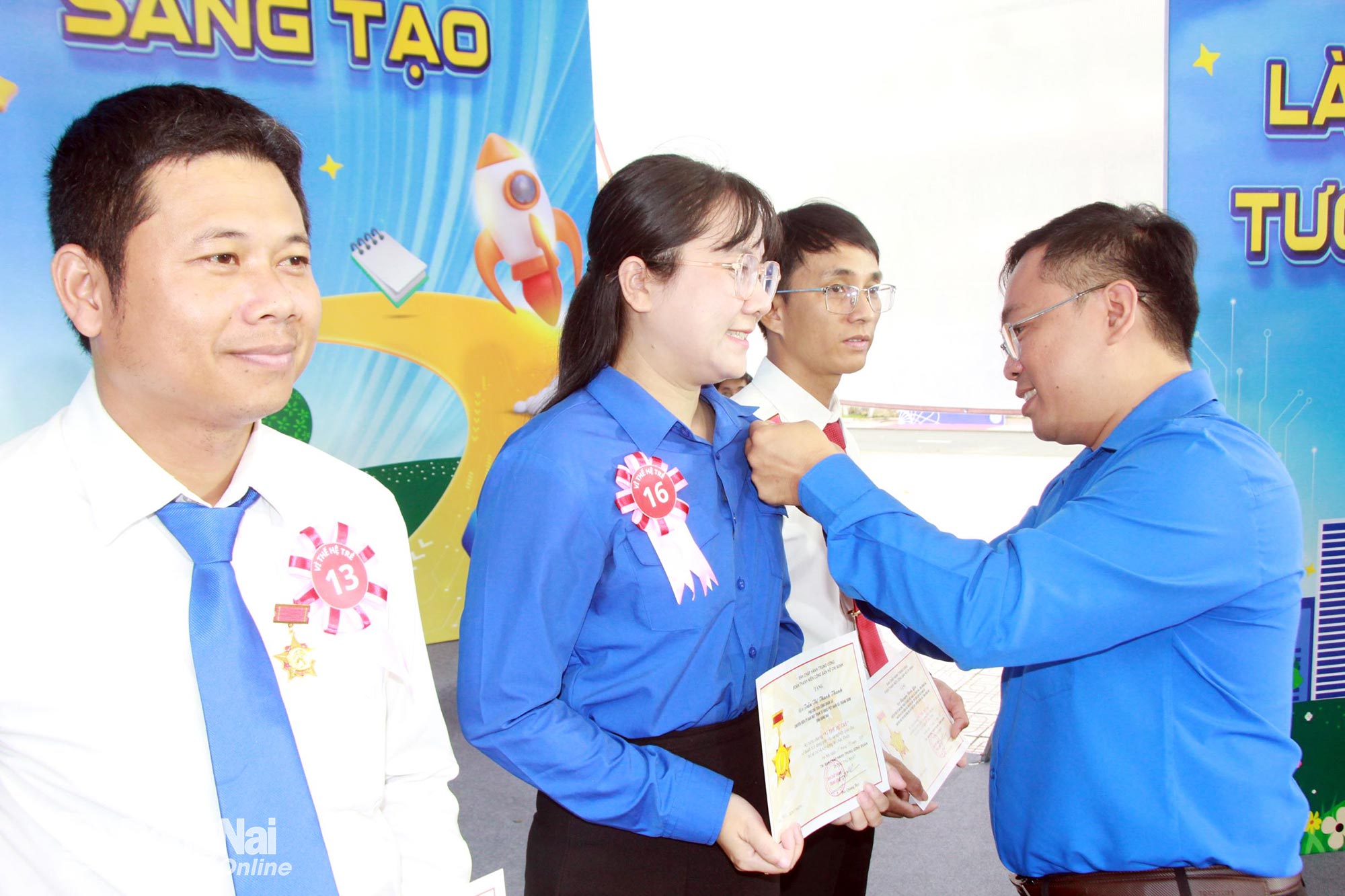 Thành ủy viên, Phó Chủ tịch Ủy ban MTTQ Việt Nam thành phố, Bí thư Thành đoàn Nguyễn Minh Kiên trao kỷ niệm chương cho các cá nhân. Ảnh: Nga Sơn