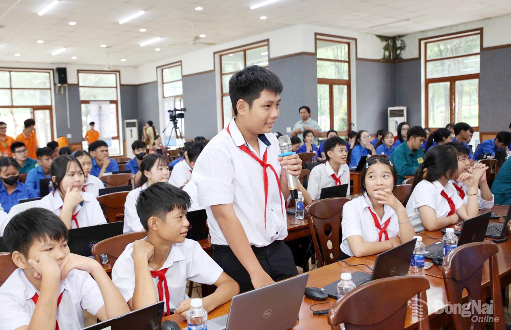 Các em thiếu niên trao đổi tại chương trình ngày hội. Ảnh: ĐVCC