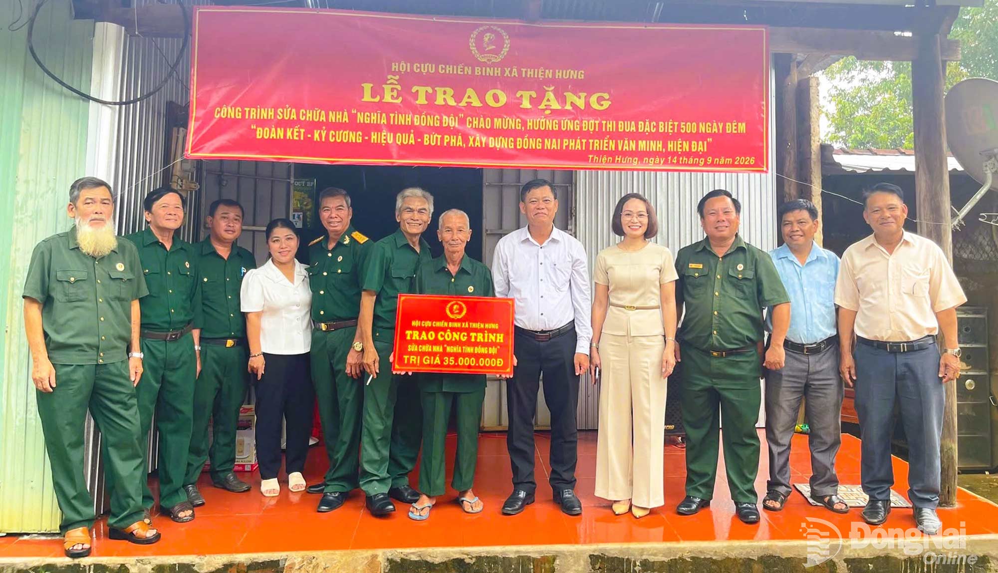Lãnh đạo xã Thiện Hưng trao công trình sửa chữa nhà ở cho gia đình ông Nguyễn Văn Thanh. Ảnh: Như Tình