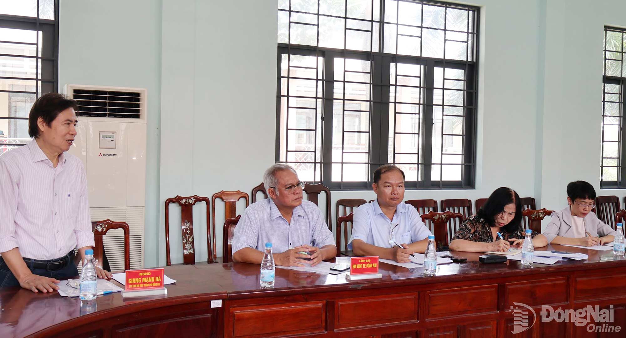 Nghệ sĩ nhân dân Giang Mạnh Hà, Chủ tịch Hội Văn học nghệ thuật Đồng Nai báo cáo kế hoạch chuẩn bị tổ chức tọa đàm. Ảnh: Nguyệt Hà