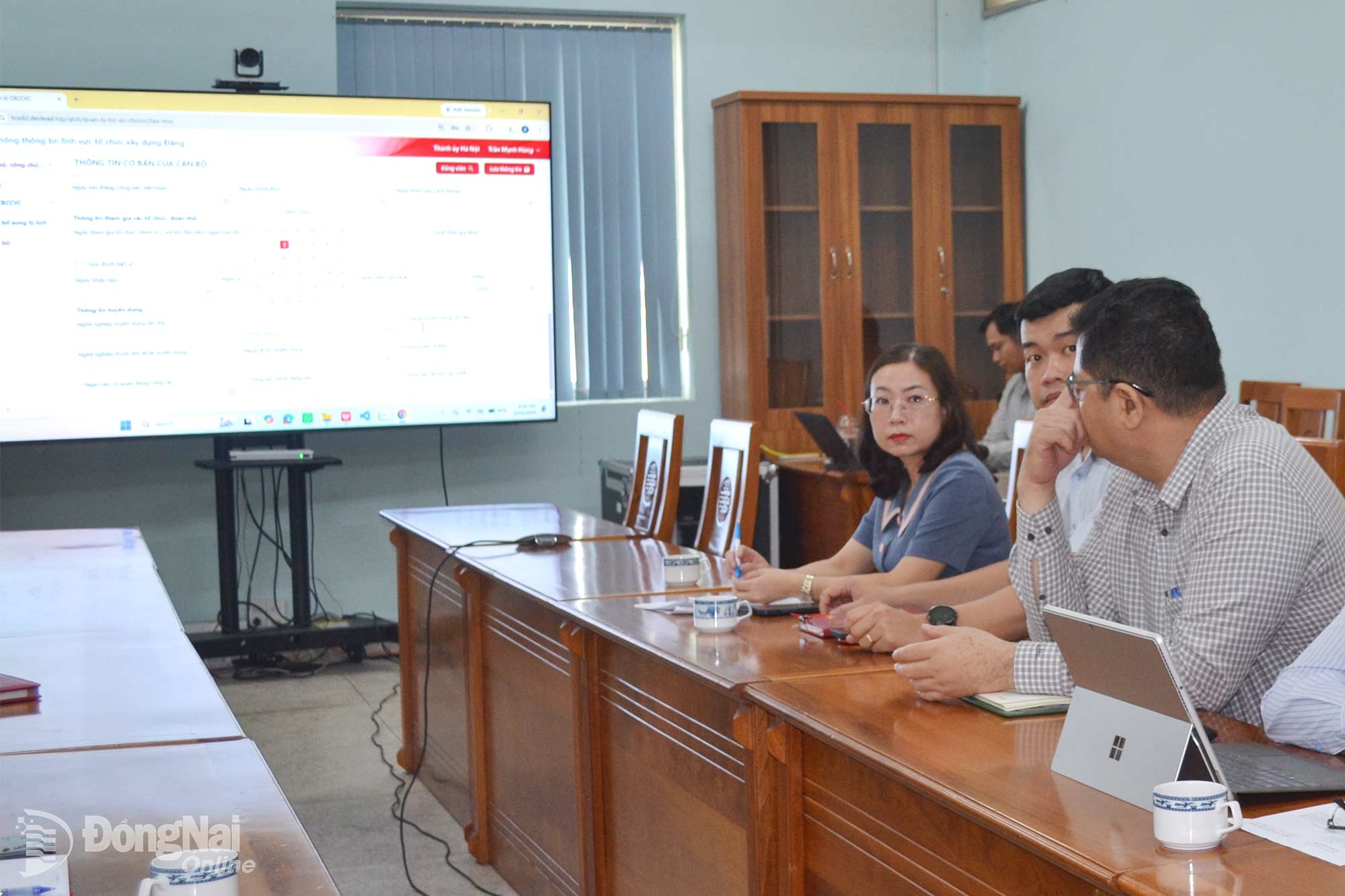 Các chuyên viên Ban Tổ chức Thành ủy Đồng Nai tham dự hội nghị tại điểm cầu Đồng Nai. Ảnh: Phương Hằng