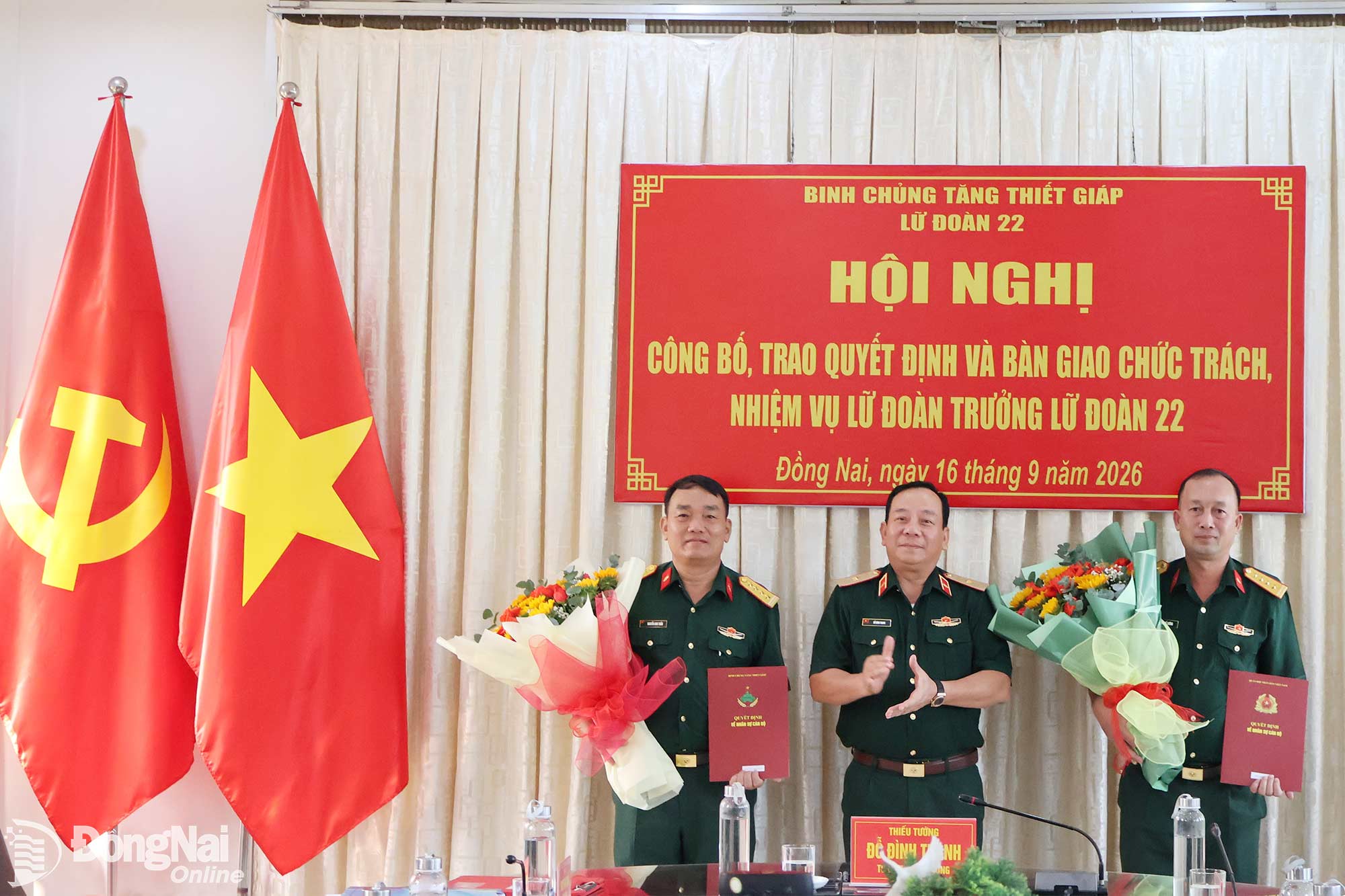 Thiếu tướng Đỗ Đình Thanh trao quyết định và tặng hoa chúc mừng các cán bộ nhận quyết định. Ảnh: Nguyệt Hà