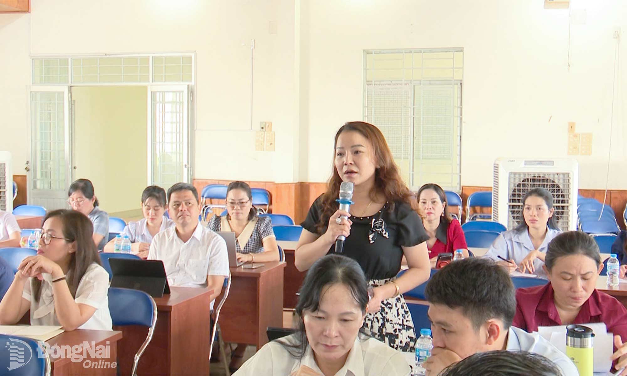 Đại diện lãnh đạo UBND phường Tân Triều phát biểu ý kiến tại hội nghị. Ảnh: X.Hiệp