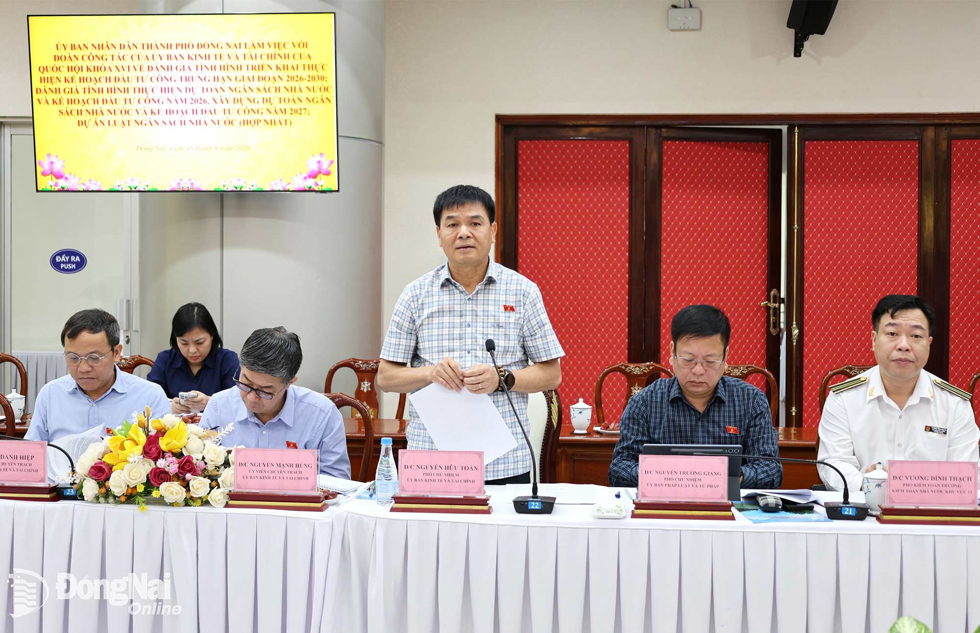 Ông Nguyễn Hữu Toàn, Phó Chủ nhiệm Ủy ban Kinh tế và Tài chính phát biểu tại buổi làm việc với UBND thành phố Đồng Nai. Ảnh: Ngọc Liên