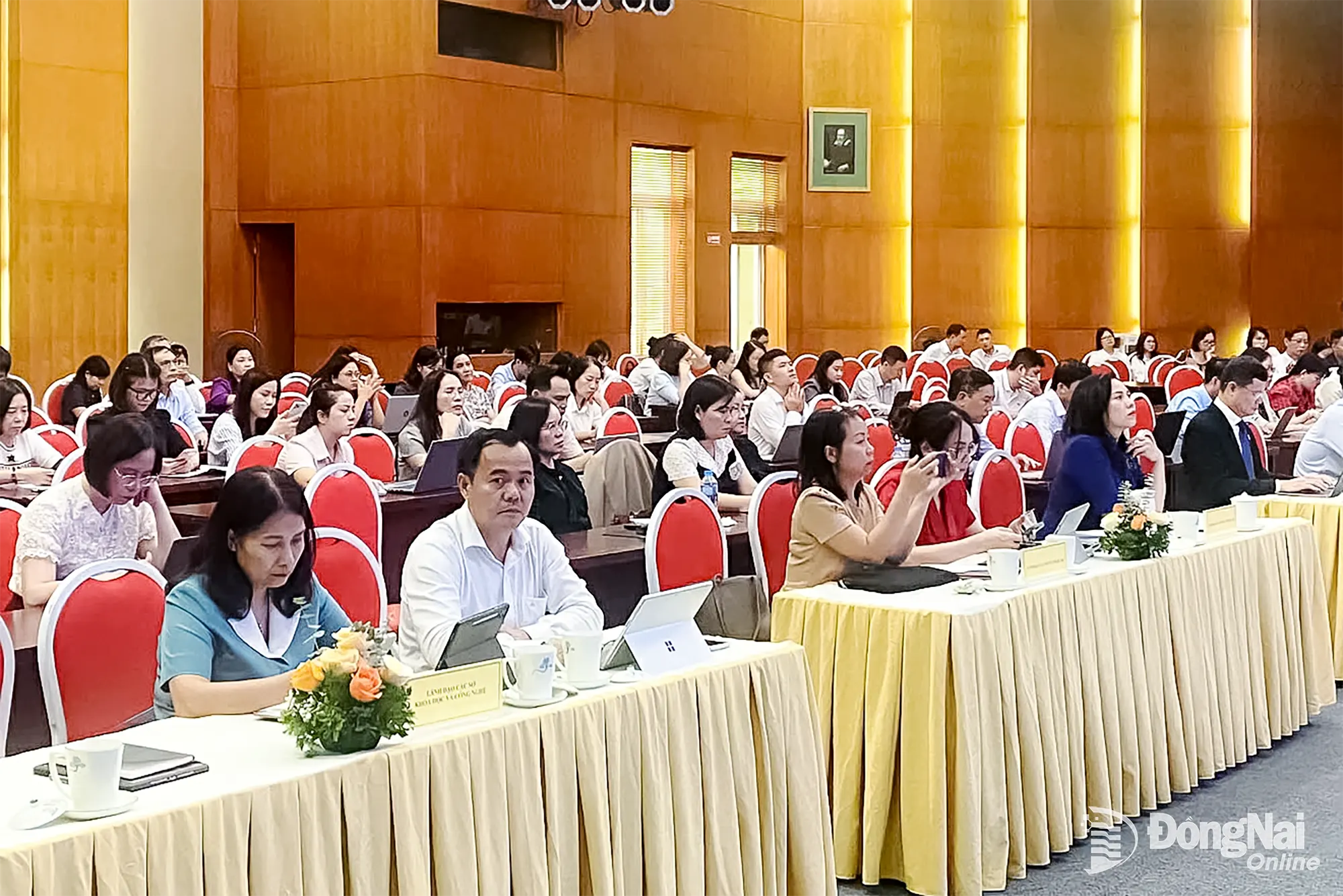 Deputy Director of the Dong Nai Department of Science and Technology Nguyen Thanh Phong (front row, second from left) attends the seminar.


