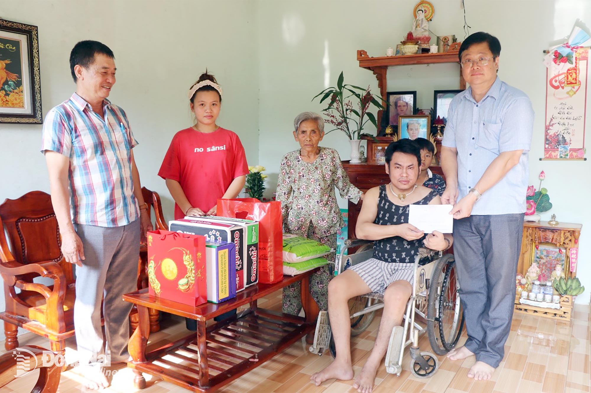 Đoàn thăm và tặng quà hộ bà Thạch Thảo, ngụ khu phố Lộ 25. Ảnh: Nhật Quang

