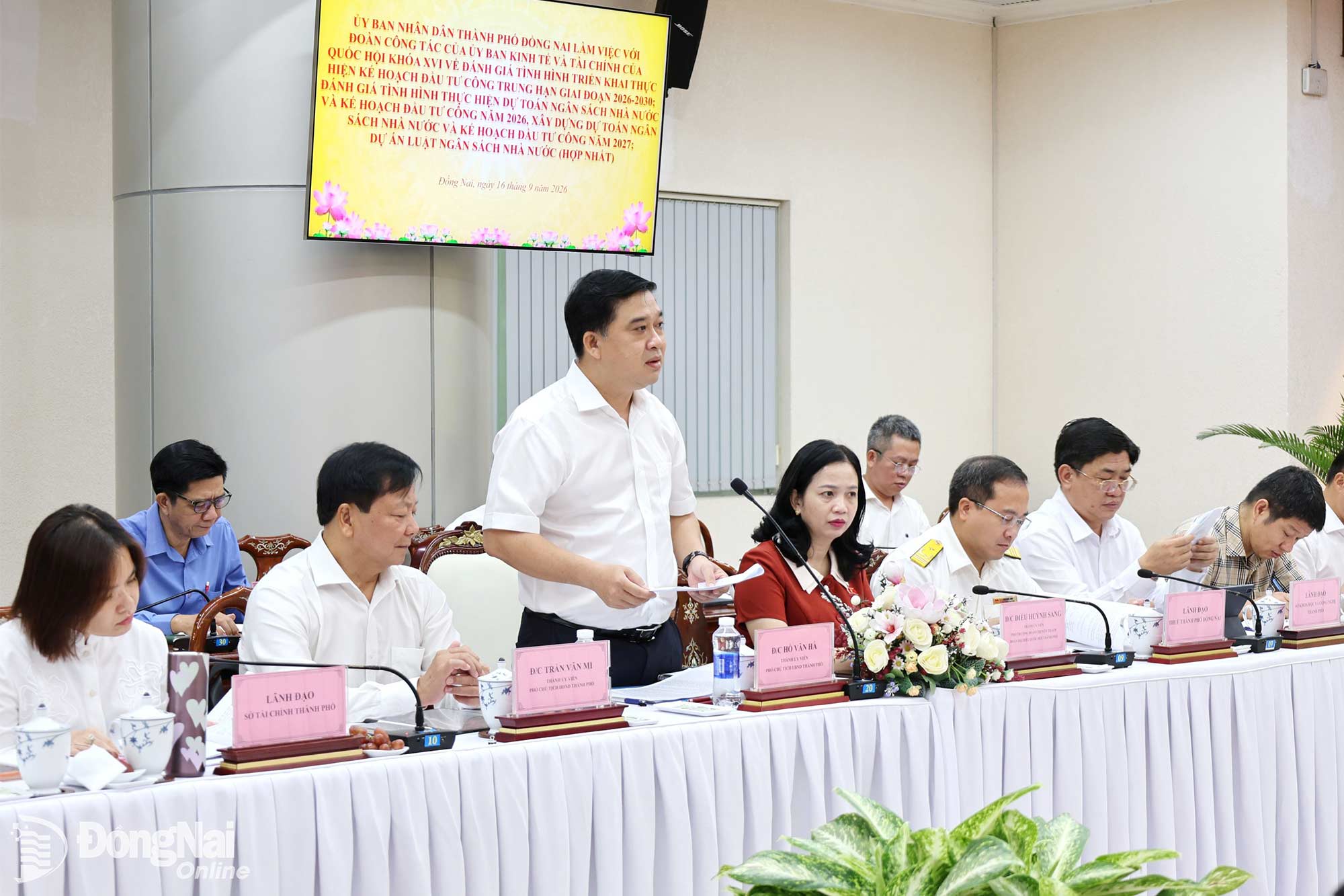 Ho Van Ha, Member of the CPC and Vice Chairman of the Peoples Committee, speaks at the session. Photo: Ngoc Lien

