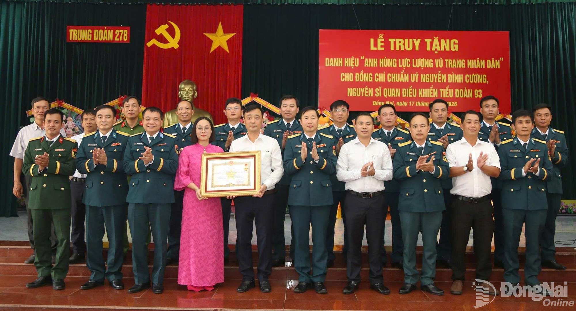 Thủ trưởng Sư đoàn 367, Trung đoàn 278 và gia đình Chuẩn úy Nguyễn Đình Cương trong lễ truy tặng. Ảnh: ĐVCC