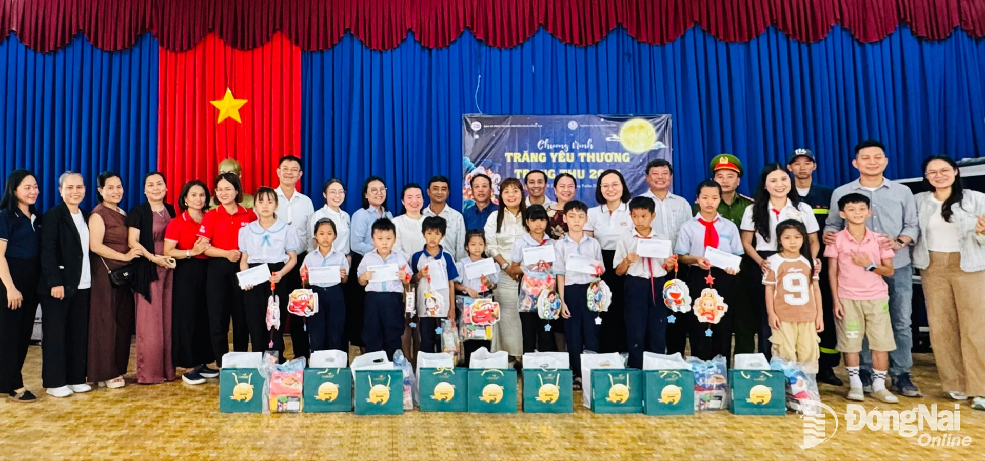 Organizers, sponsors and benefactors pose for a commemorative photo with students at the program. Photo: Minh Hue